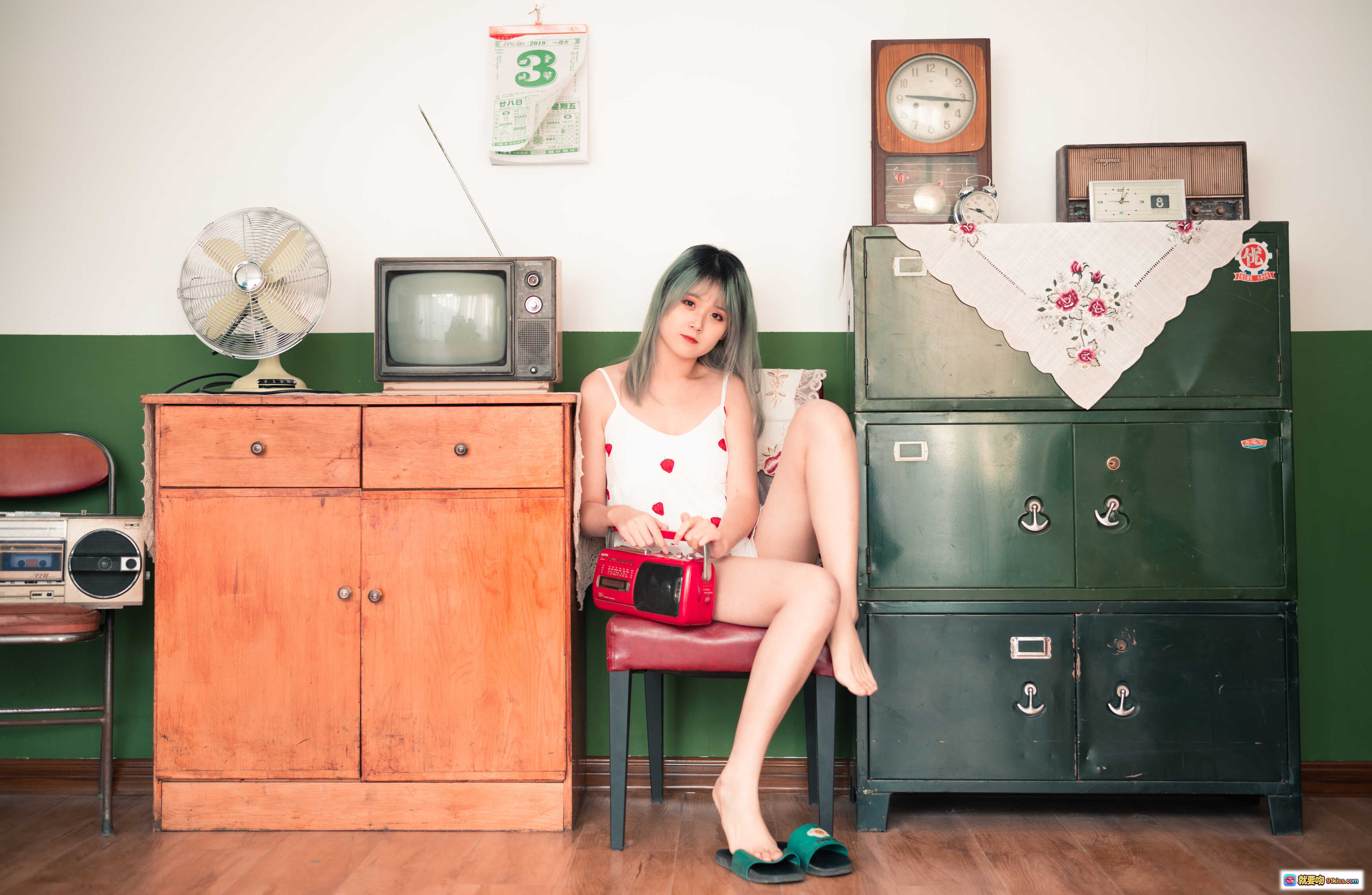 图片[10] - 秋楚楚绿色调写真 | 白色吊带裙少女坐姿 | 木质地板居家风 | 绿发少女清新自然 | 17P高清图集 - 就要吻