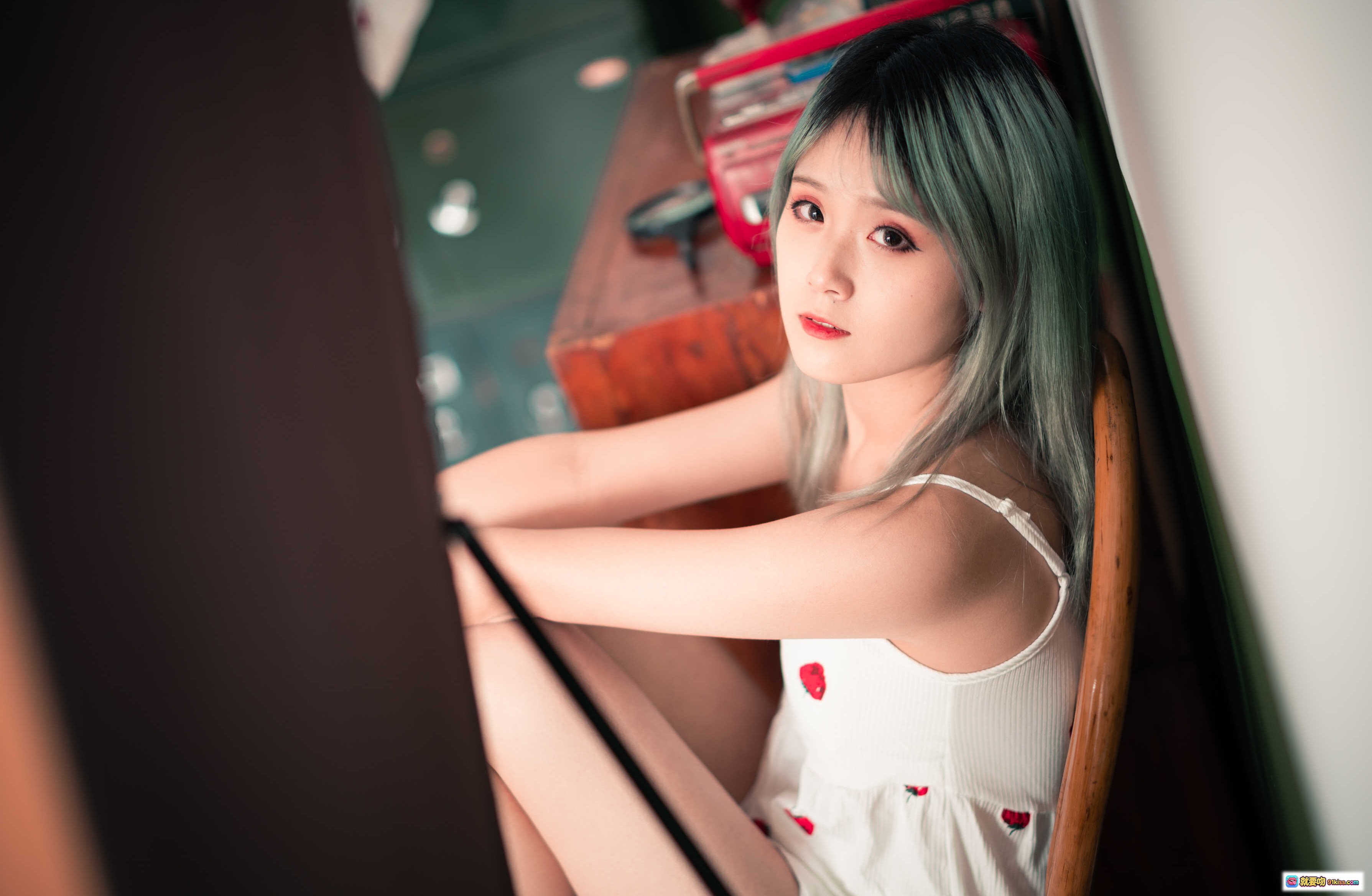 图片[4] - 秋楚楚绿色调写真 | 白色吊带裙少女坐姿 | 木质地板居家风 | 绿发少女清新自然 | 17P高清图集 - 就要吻