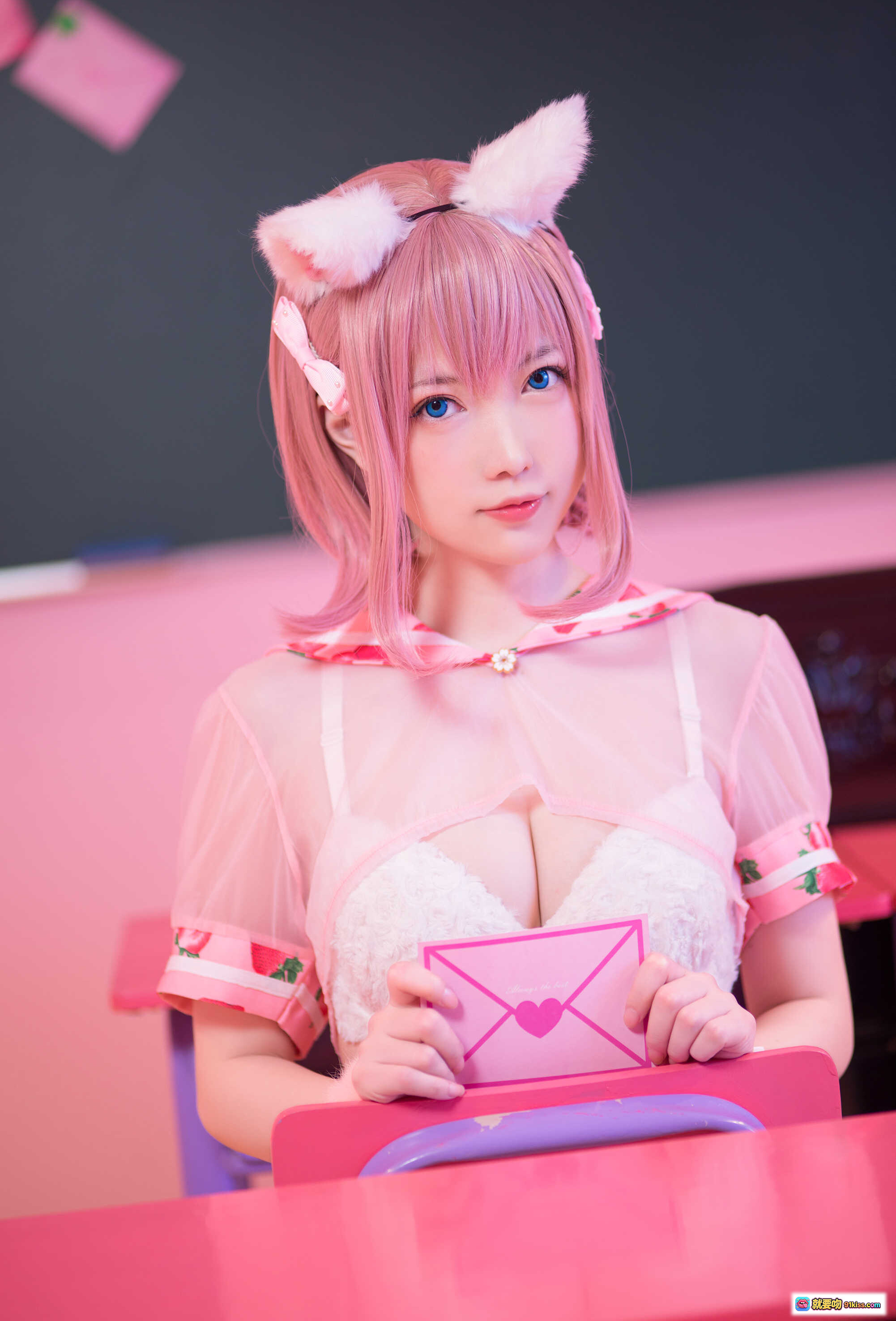 妖少you1草莓蛋糕猫cosplay粉发猫耳少女手持爱心信封甜美写真 - 就要吻