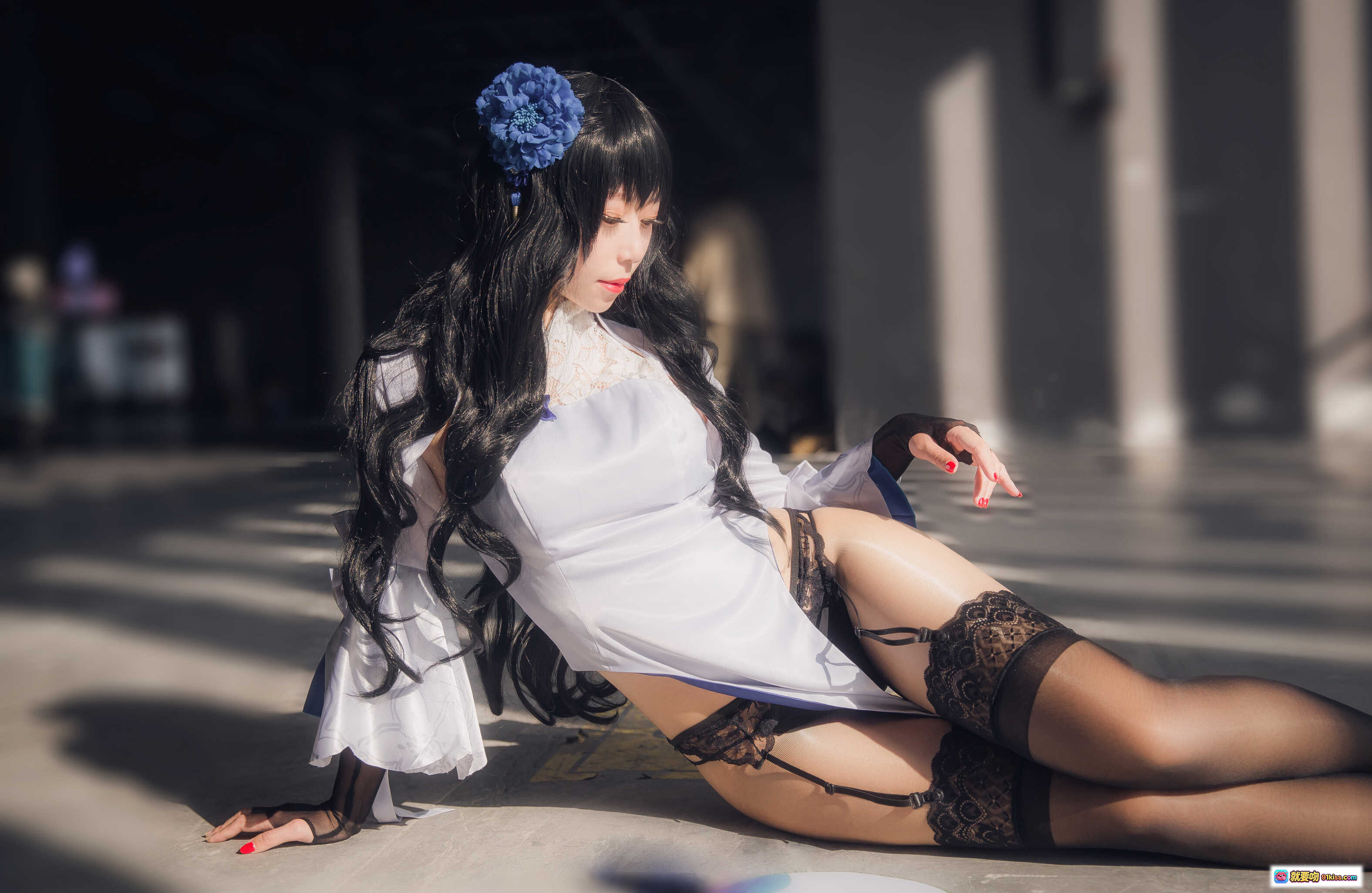 图片[2] - Money冷冷 NO.008 95式玉玲珑 Cosplay写真 白色旗袍 黑发蓝饰 手持团扇 蕾丝吊袜 跪姿光影美拍 - 就要吻