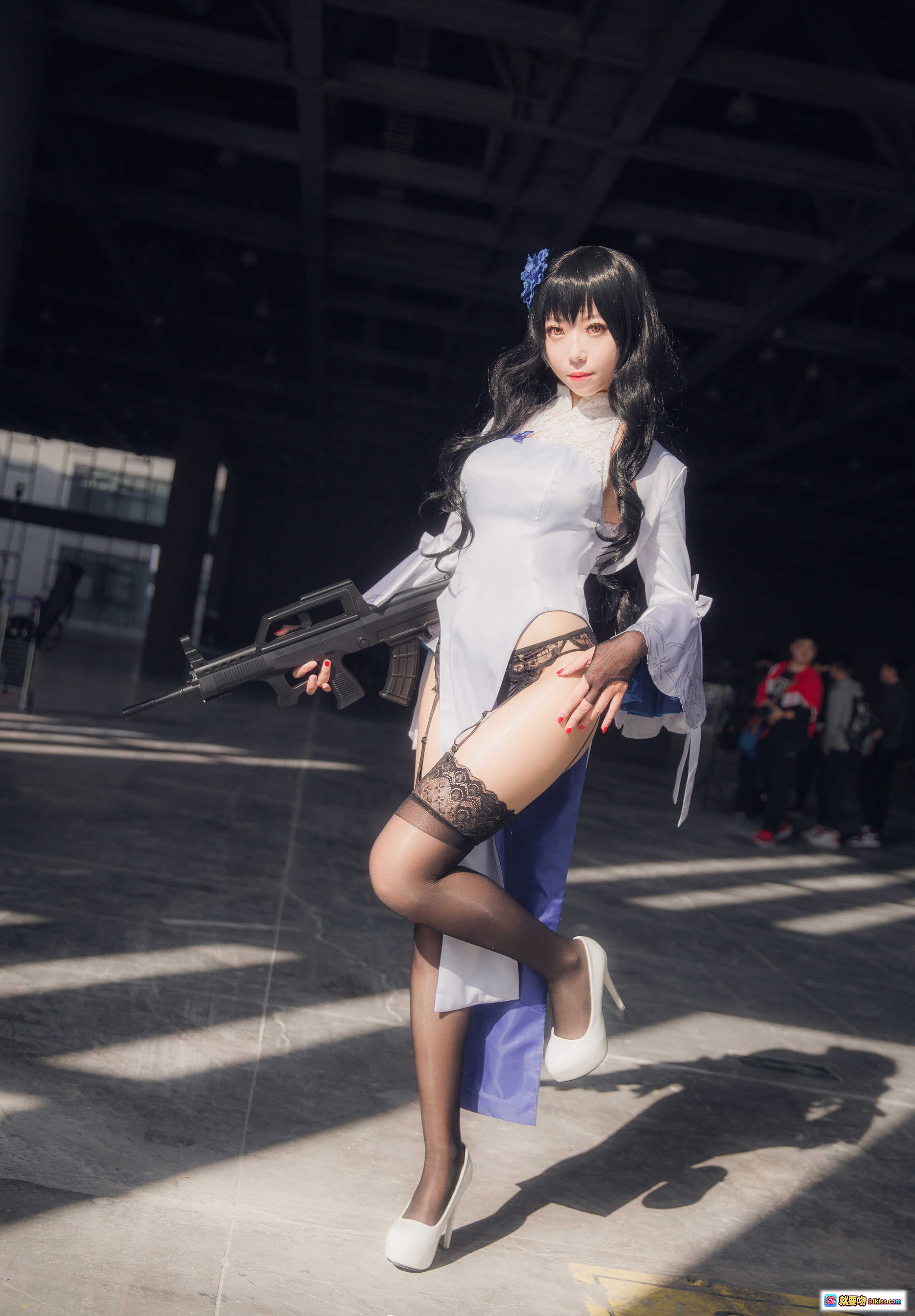 图片[3] - Money冷冷 NO.008 95式玉玲珑 Cosplay写真 白色旗袍 黑发蓝饰 手持团扇 蕾丝吊袜 跪姿光影美拍 - 就要吻