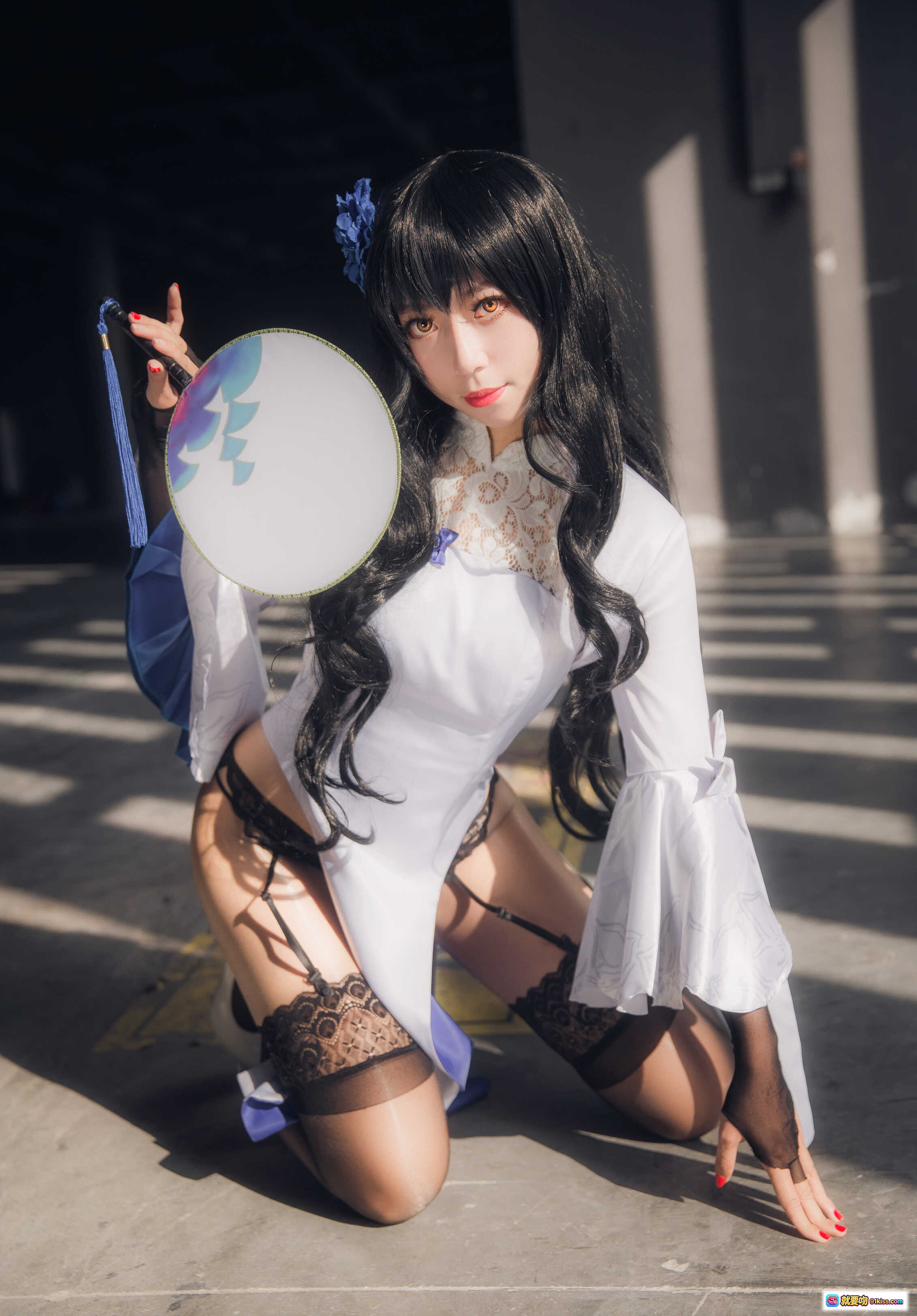 图片[1] - Money冷冷 NO.008 95式玉玲珑 Cosplay写真 白色旗袍 黑发蓝饰 手持团扇 蕾丝吊袜 跪姿光影美拍 - 就要吻
