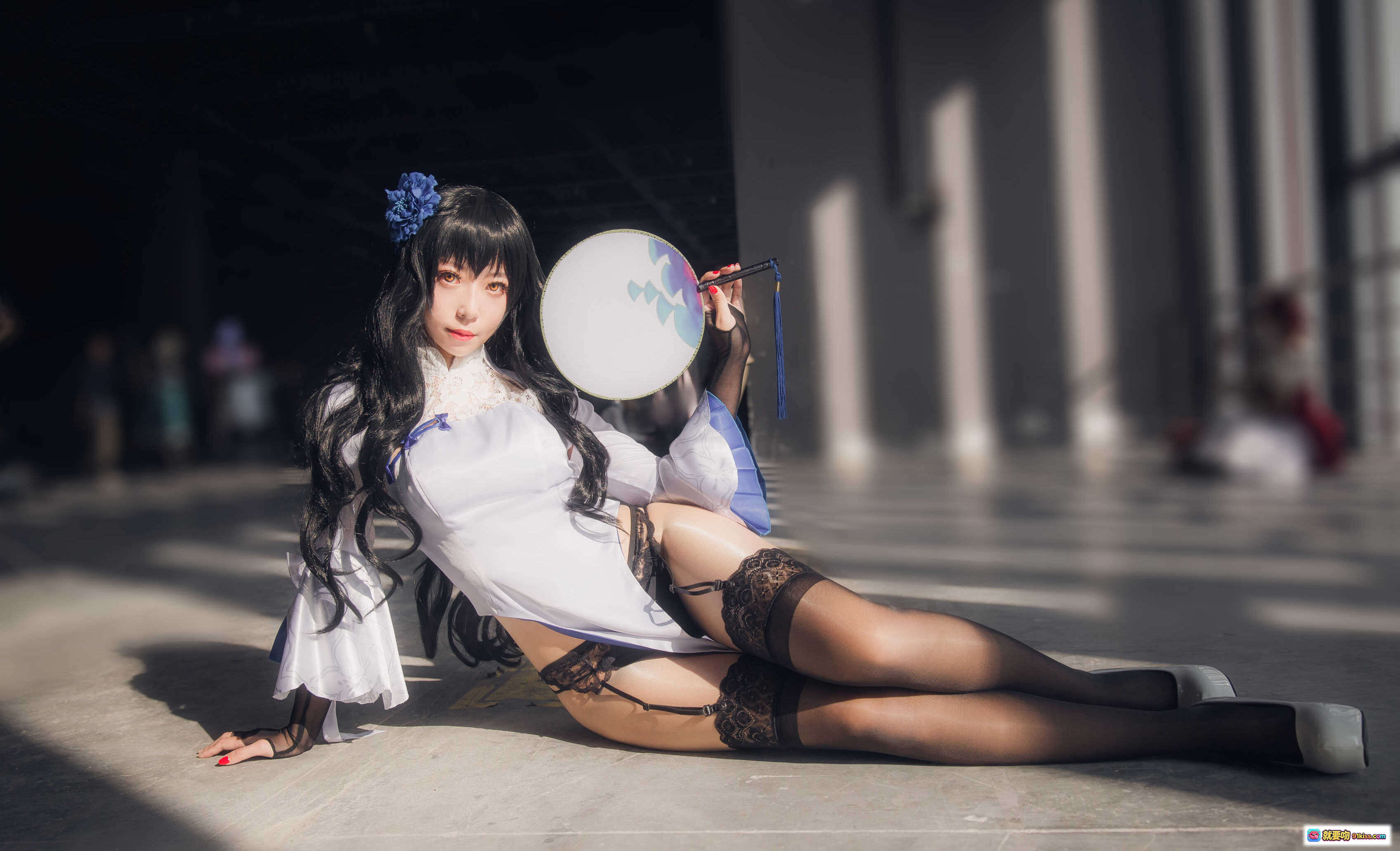 图片[6] - Money冷冷 NO.008 95式玉玲珑 Cosplay写真 白色旗袍 黑发蓝饰 手持团扇 蕾丝吊袜 跪姿光影美拍 - 就要吻