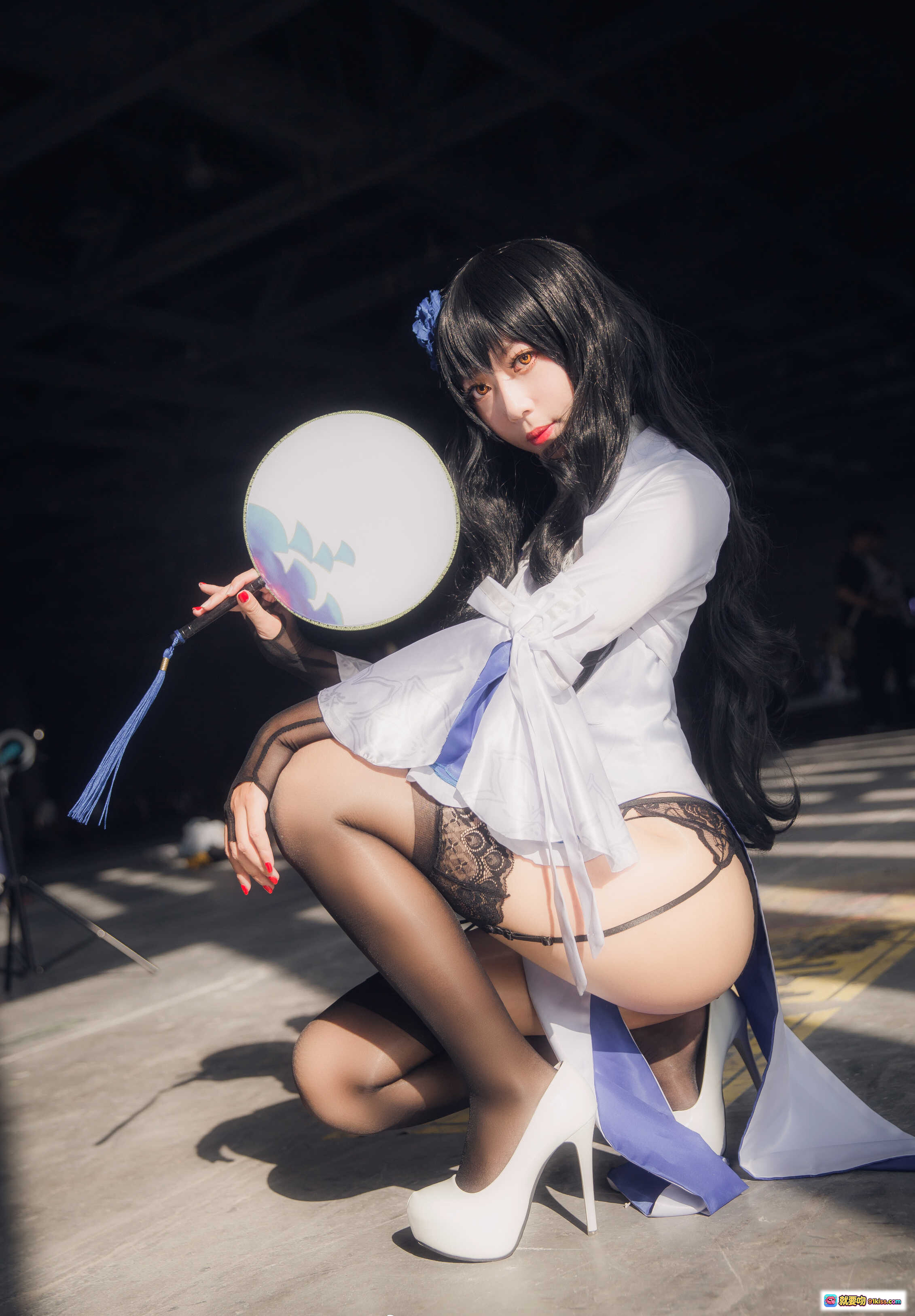 图片[5] - Money冷冷 NO.008 95式玉玲珑 Cosplay写真 白色旗袍 黑发蓝饰 手持团扇 蕾丝吊袜 跪姿光影美拍 - 就要吻