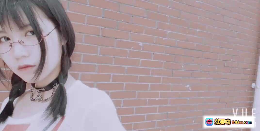 图片[4] - 逐月SU时尚穿搭：砖墙背景+蝴蝶结发饰+透明罩衫+破洞牛仔短裤+英伦风围巾造型 - 就要吻