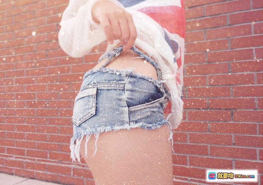 图片[10] - 逐月SU时尚穿搭：砖墙背景+蝴蝶结发饰+透明罩衫+破洞牛仔短裤+英伦风围巾造型 - 就要吻