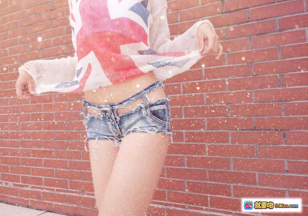 图片[5] - 逐月SU时尚穿搭：砖墙背景+蝴蝶结发饰+透明罩衫+破洞牛仔短裤+英伦风围巾造型 - 就要吻