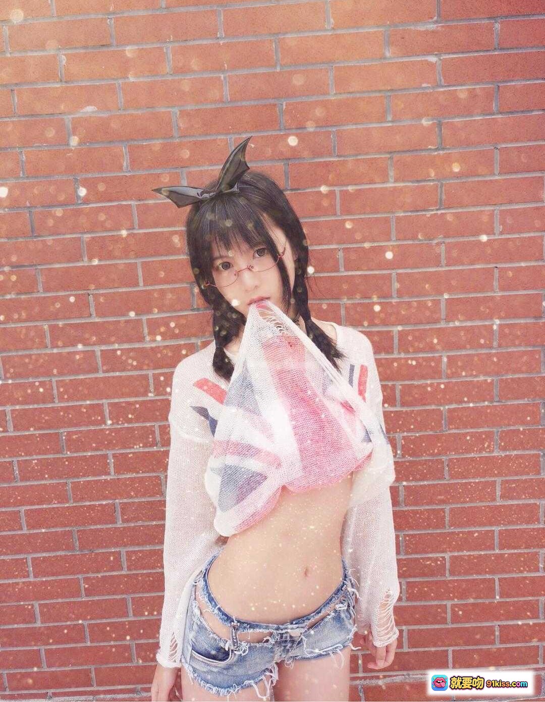 图片[1] - 逐月SU时尚穿搭：砖墙背景+蝴蝶结发饰+透明罩衫+破洞牛仔短裤+英伦风围巾造型 - 就要吻