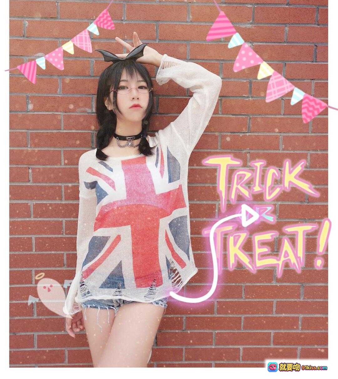 图片[8] - 逐月SU时尚穿搭：砖墙背景+蝴蝶结发饰+透明罩衫+破洞牛仔短裤+英伦风围巾造型 - 就要吻