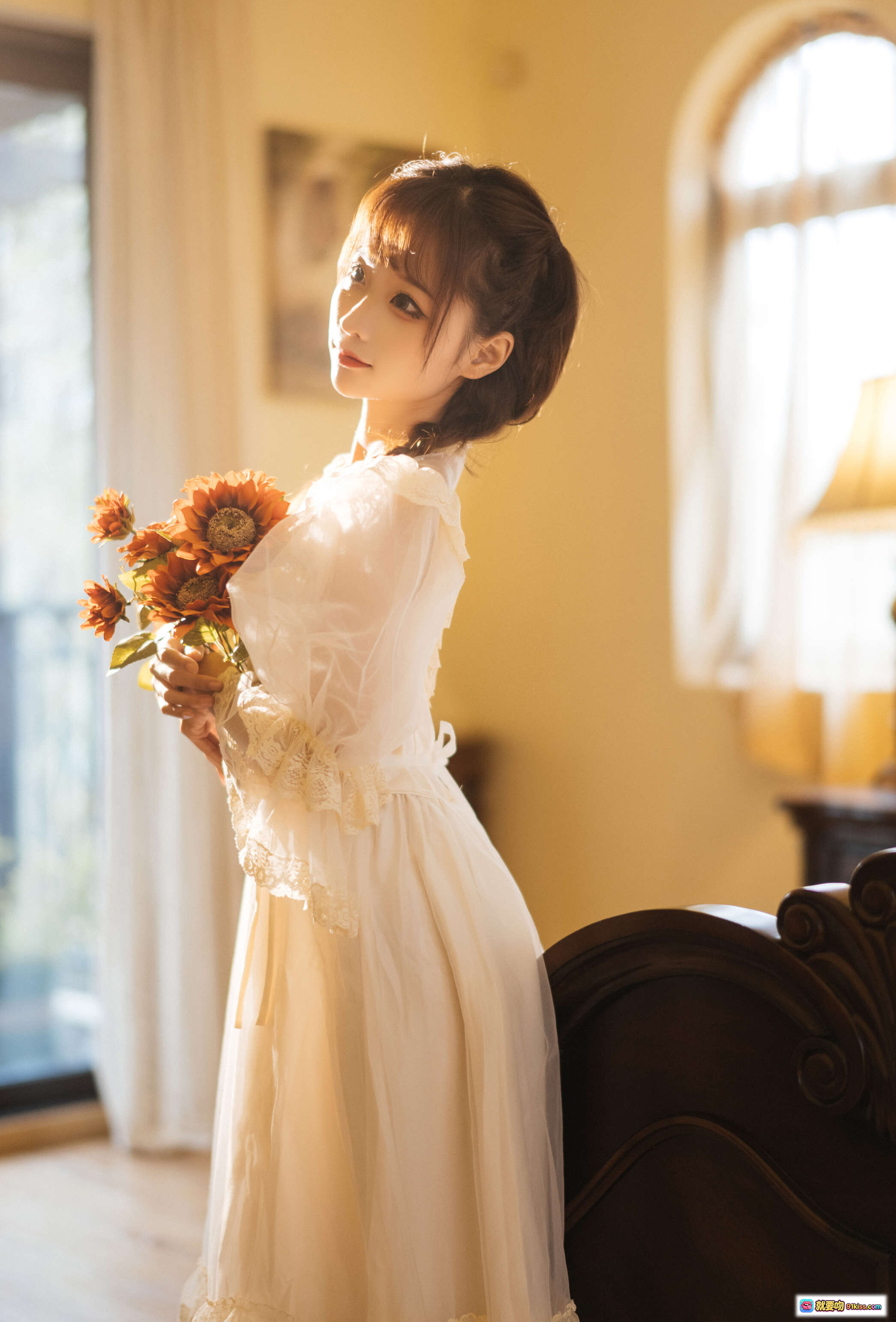图片[1] - 蠢沫沫NO.111古着写真｜白色蕾丝长裙少女手持向日葵｜暖光室内复古风人像摄影 - 就要吻