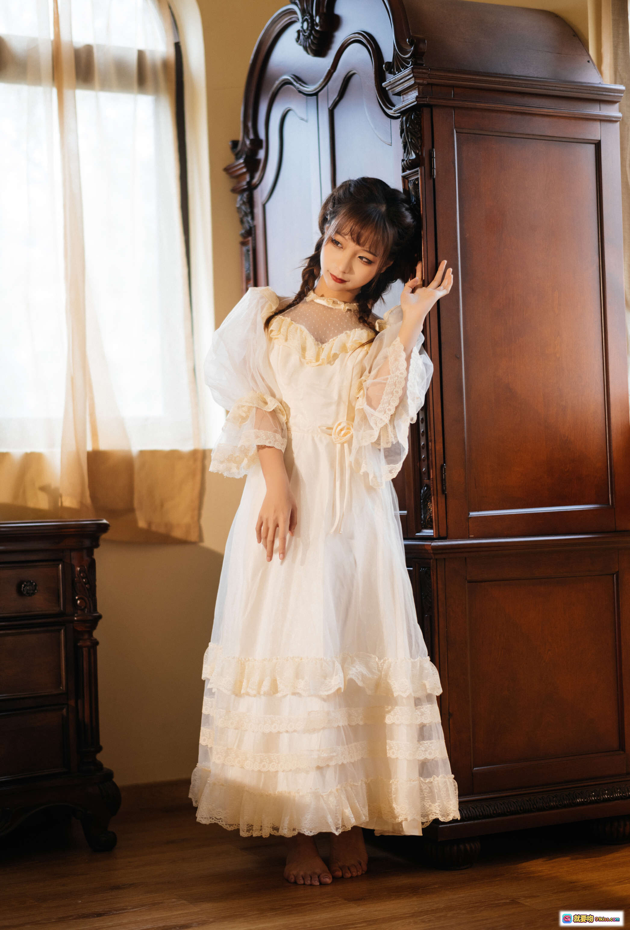 图片[7] - 蠢沫沫NO.111古着写真｜白色蕾丝长裙少女手持向日葵｜暖光室内复古风人像摄影 - 就要吻