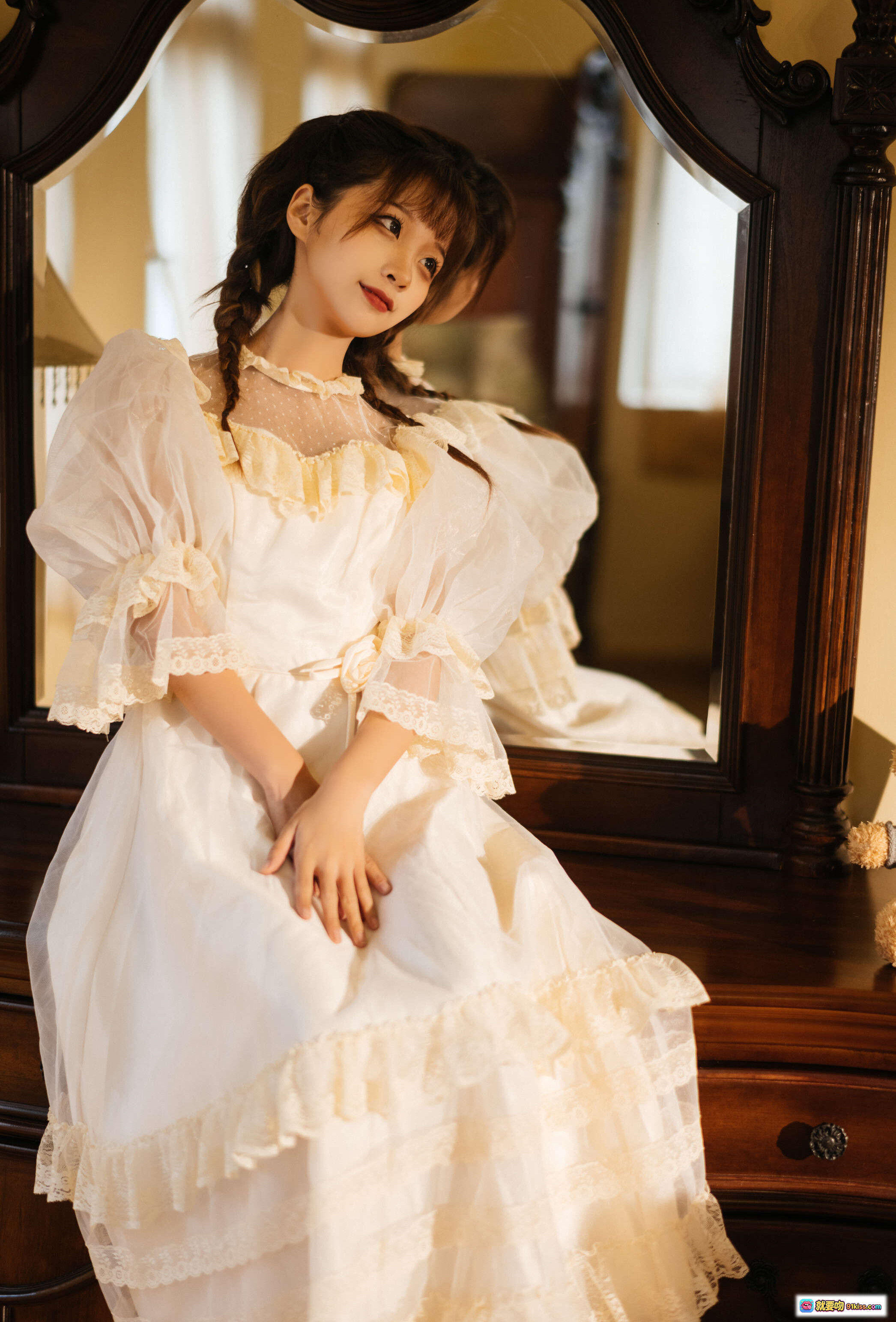 图片[4] - 蠢沫沫NO.111古着写真｜白色蕾丝长裙少女手持向日葵｜暖光室内复古风人像摄影 - 就要吻