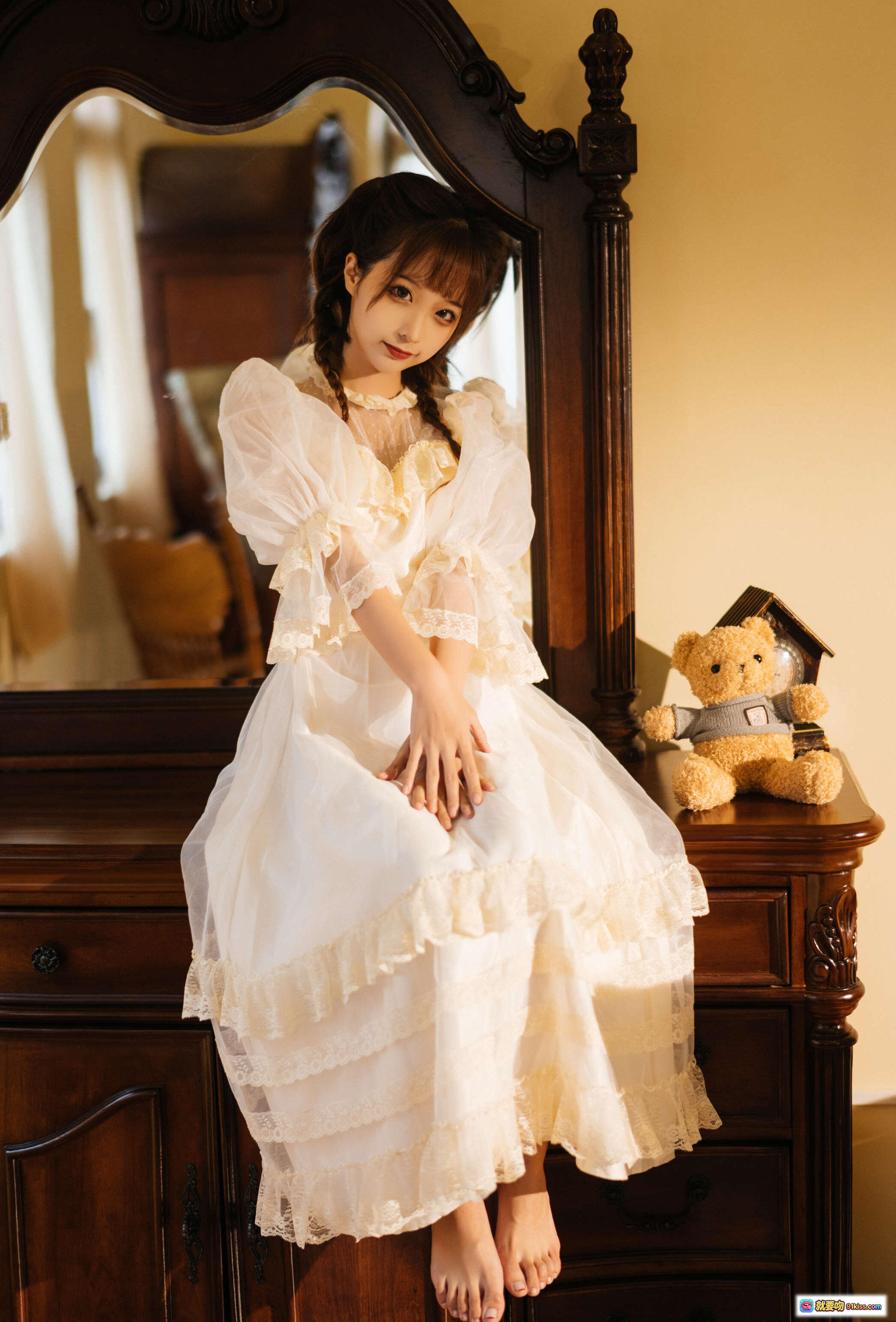 图片[8] - 蠢沫沫NO.111古着写真｜白色蕾丝长裙少女手持向日葵｜暖光室内复古风人像摄影 - 就要吻