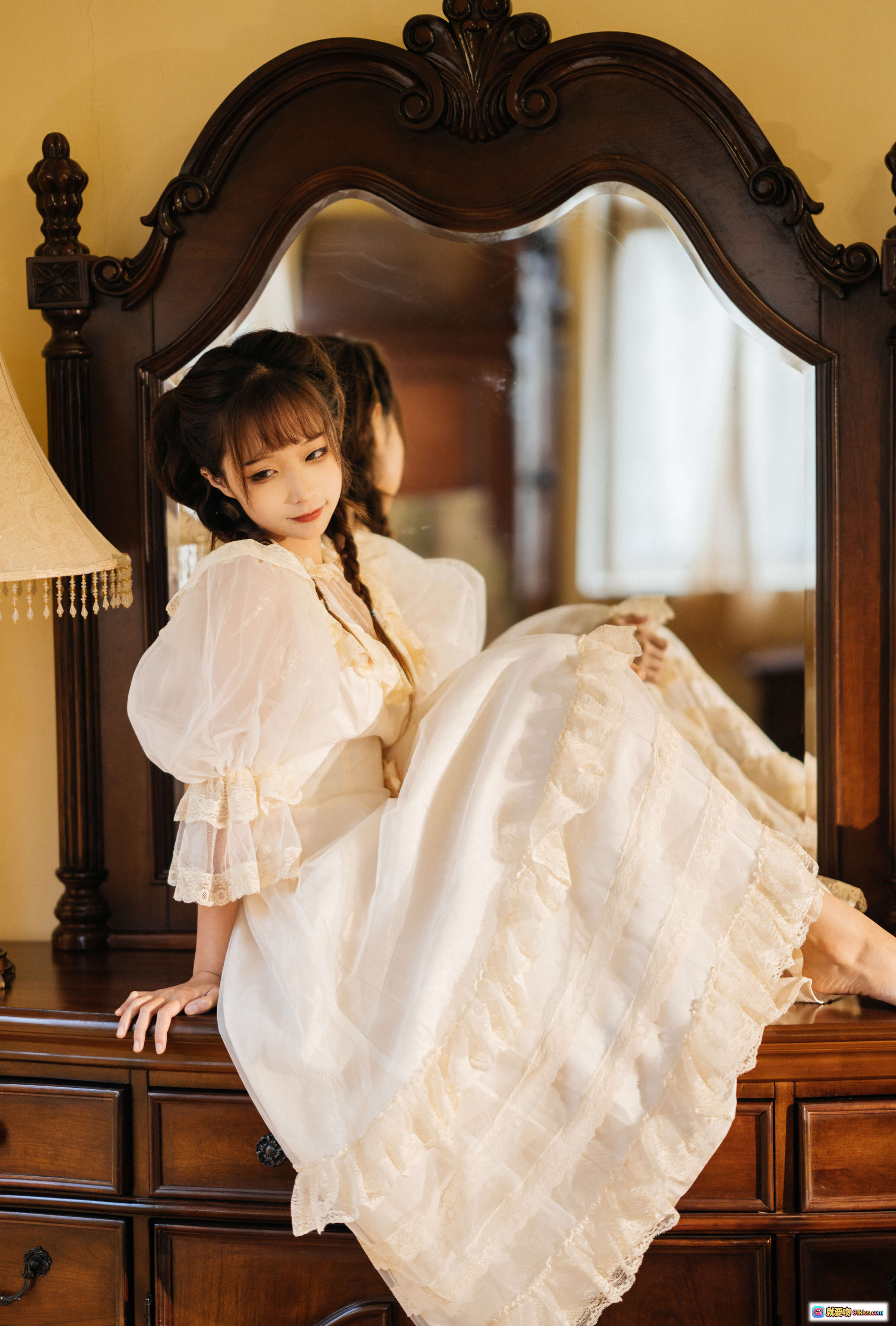 图片[3] - 蠢沫沫NO.111古着写真｜白色蕾丝长裙少女手持向日葵｜暖光室内复古风人像摄影 - 就要吻