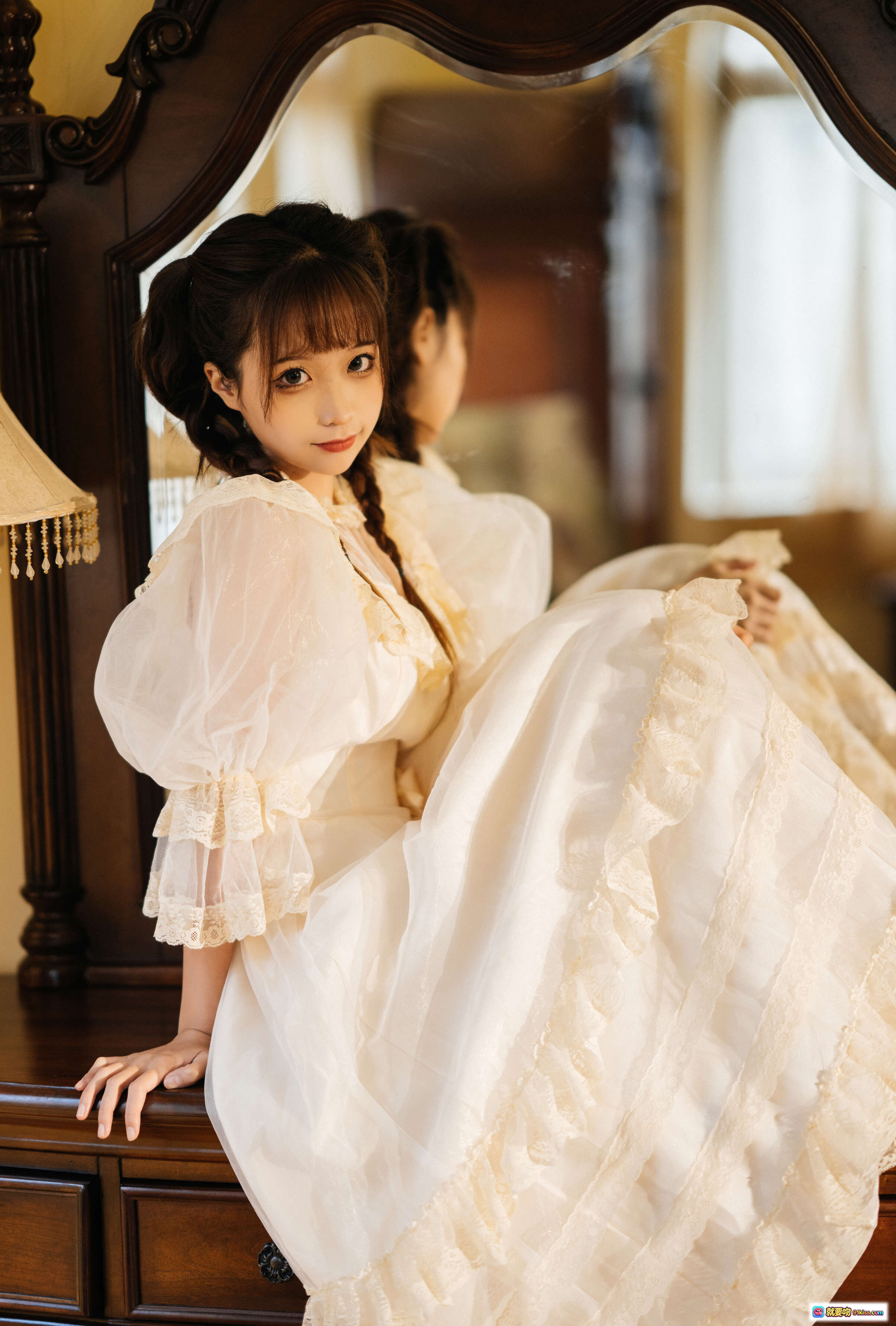 图片[9] - 蠢沫沫NO.111古着写真｜白色蕾丝长裙少女手持向日葵｜暖光室内复古风人像摄影 - 就要吻