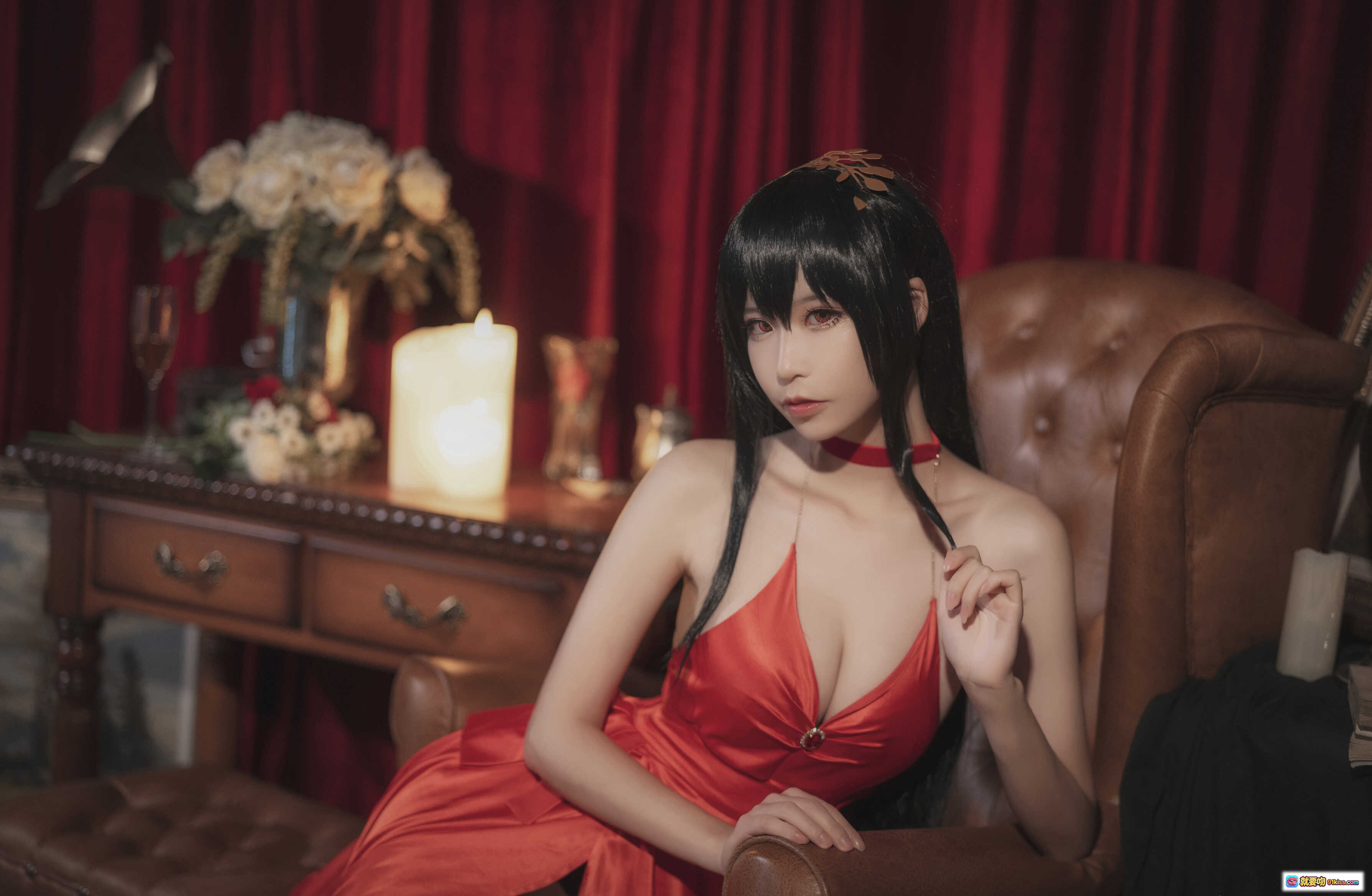 图片[1] - 爱老师大凤毒苹果礼服写真｜红裙性感Cosplay｜复古烛光氛围｜皮革沙发优雅坐姿｜6P高清图集 - 就要吻