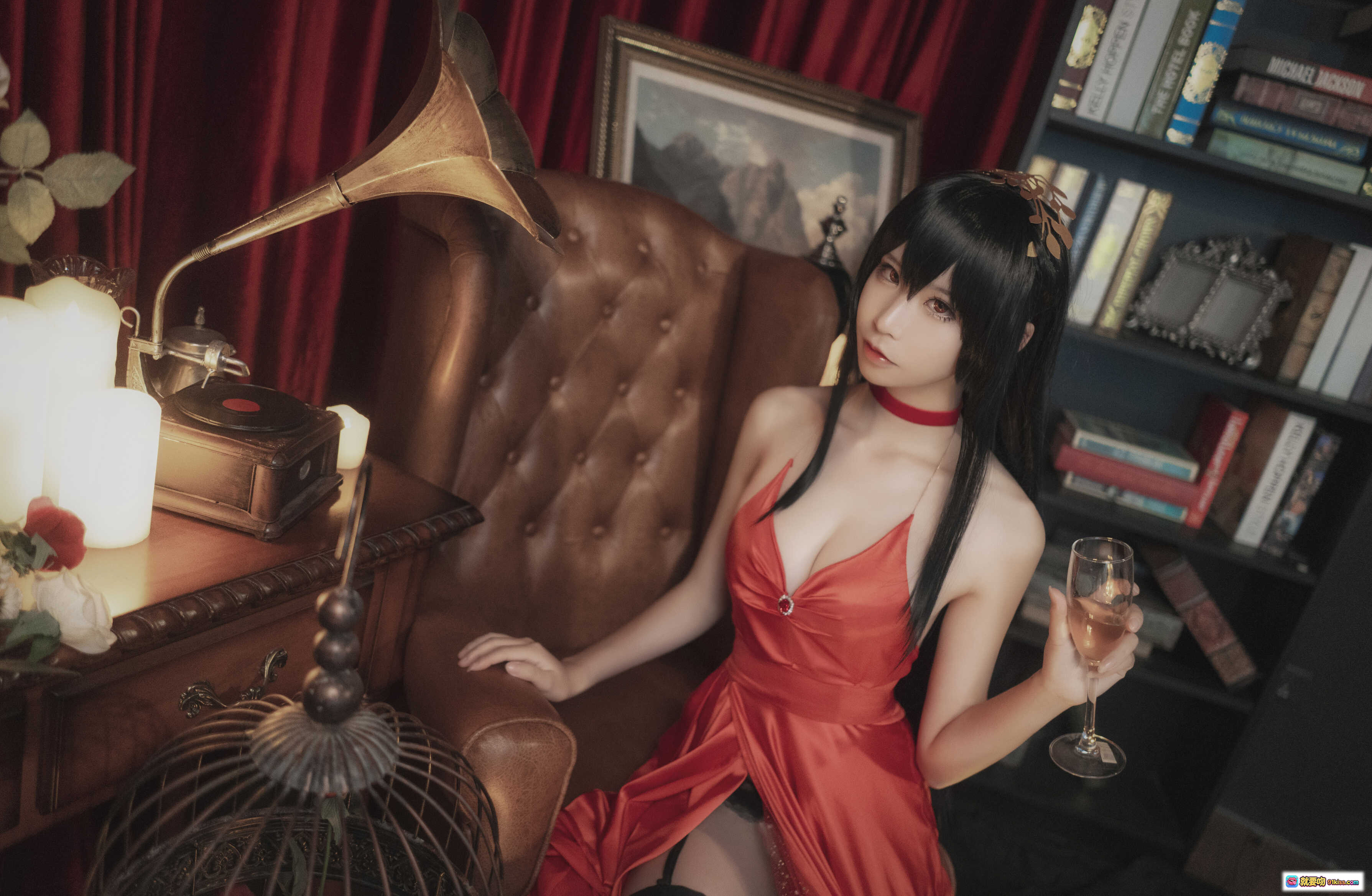 图片[3] - 爱老师大凤毒苹果礼服写真｜红裙性感Cosplay｜复古烛光氛围｜皮革沙发优雅坐姿｜6P高清图集 - 就要吻