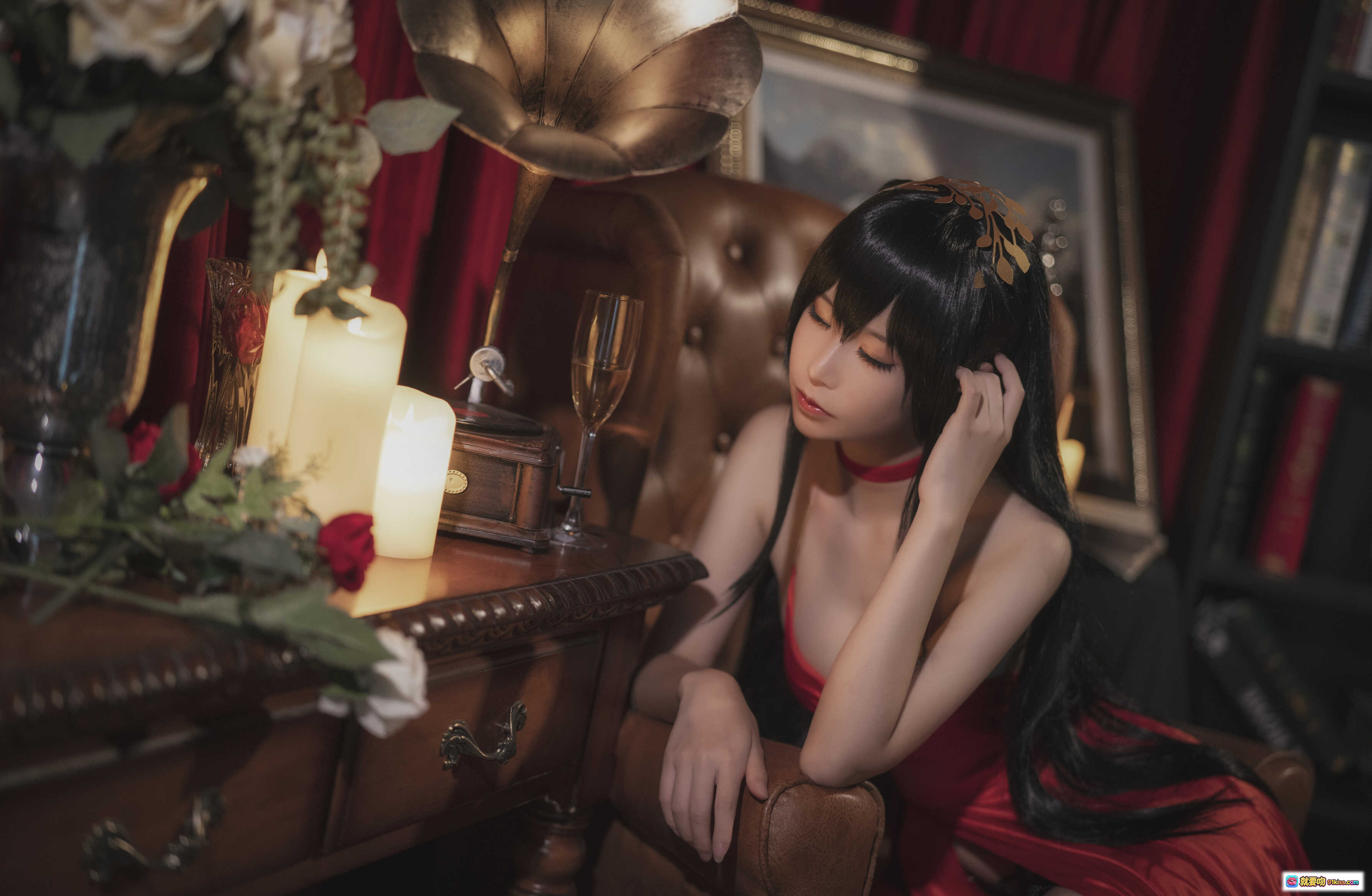 图片[5] - 爱老师大凤毒苹果礼服写真｜红裙性感Cosplay｜复古烛光氛围｜皮革沙发优雅坐姿｜6P高清图集 - 就要吻