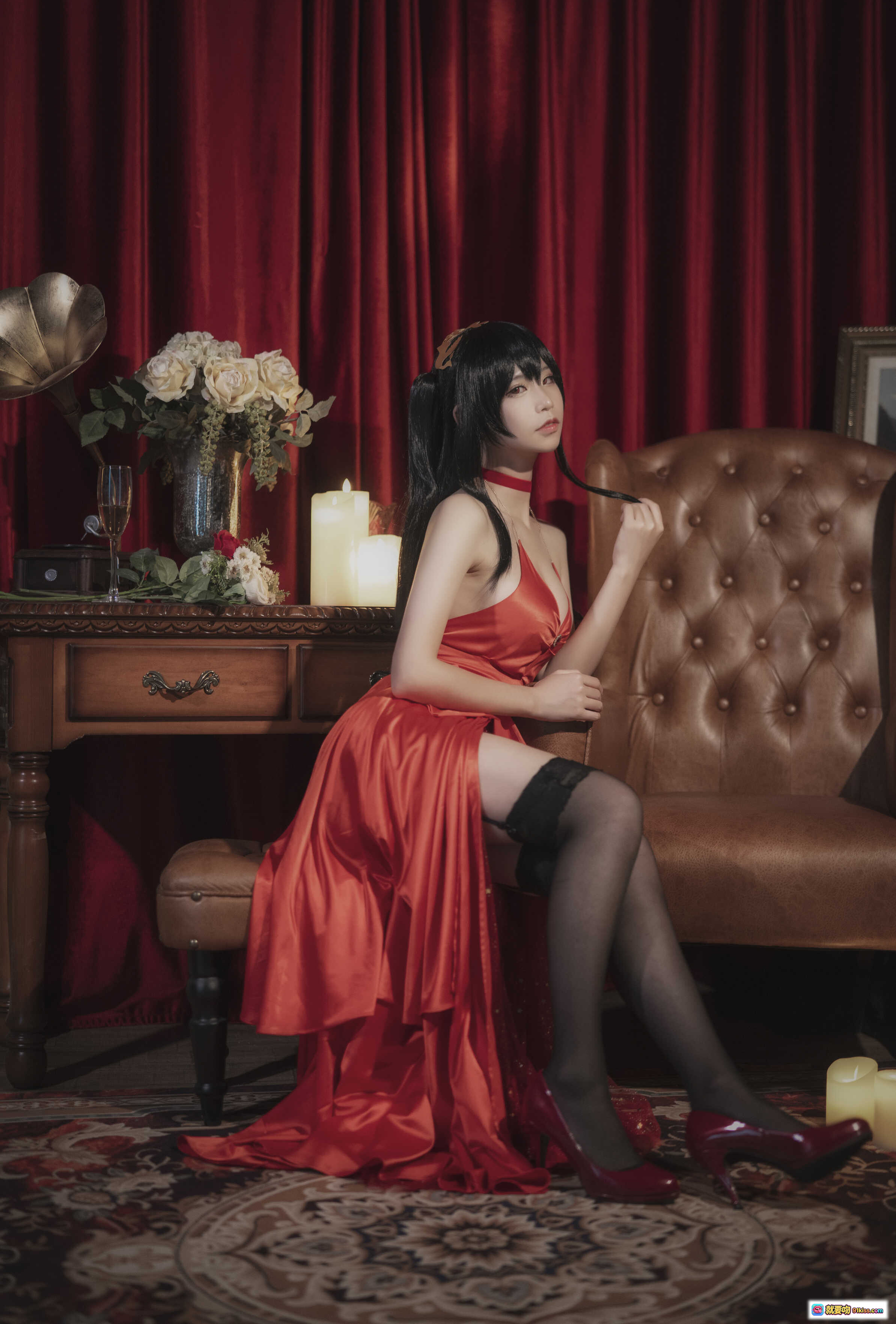 图片[4] - 爱老师大凤毒苹果礼服写真｜红裙性感Cosplay｜复古烛光氛围｜皮革沙发优雅坐姿｜6P高清图集 - 就要吻