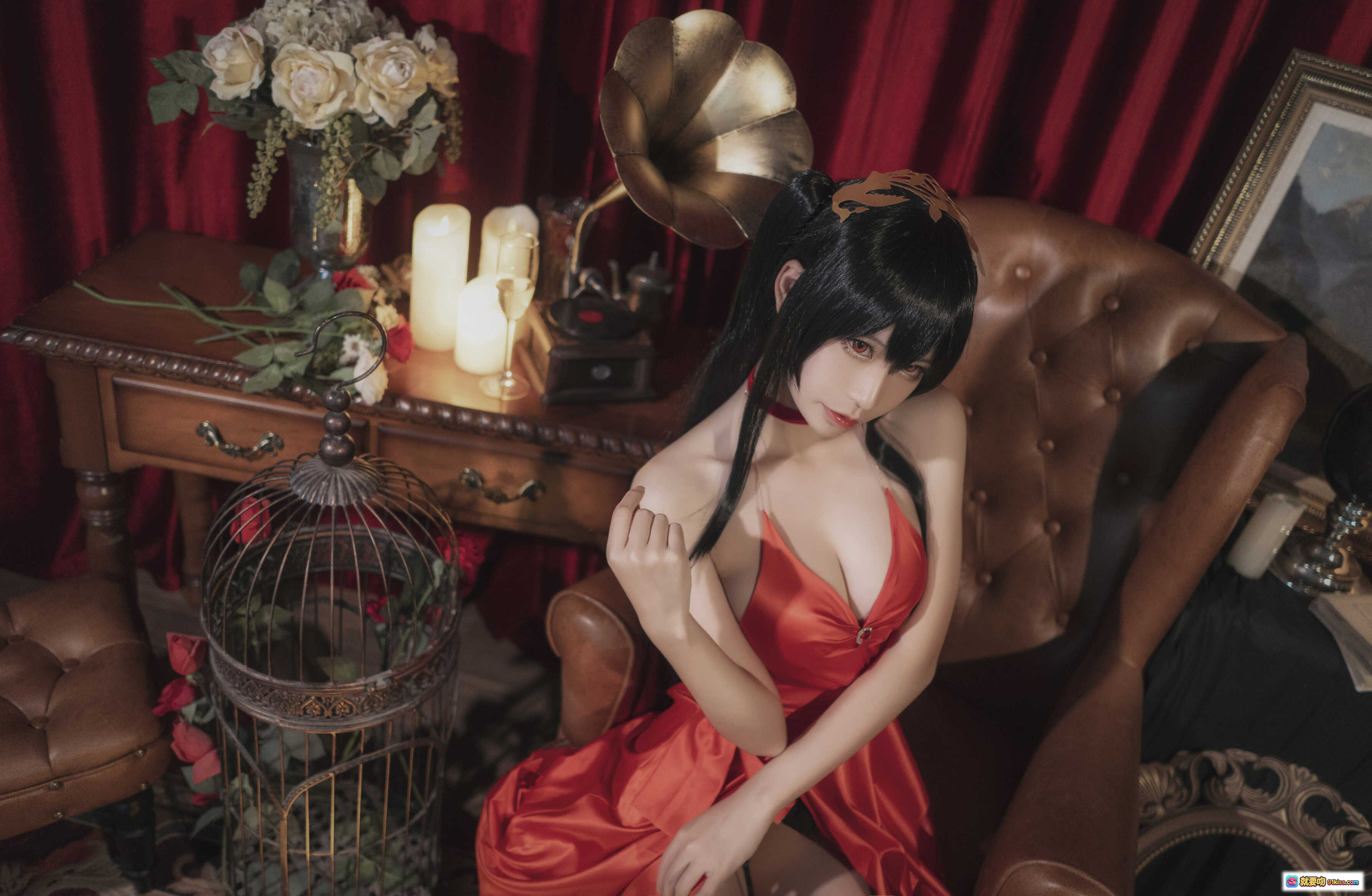 图片[2] - 爱老师大凤毒苹果礼服写真｜红裙性感Cosplay｜复古烛光氛围｜皮革沙发优雅坐姿｜6P高清图集 - 就要吻