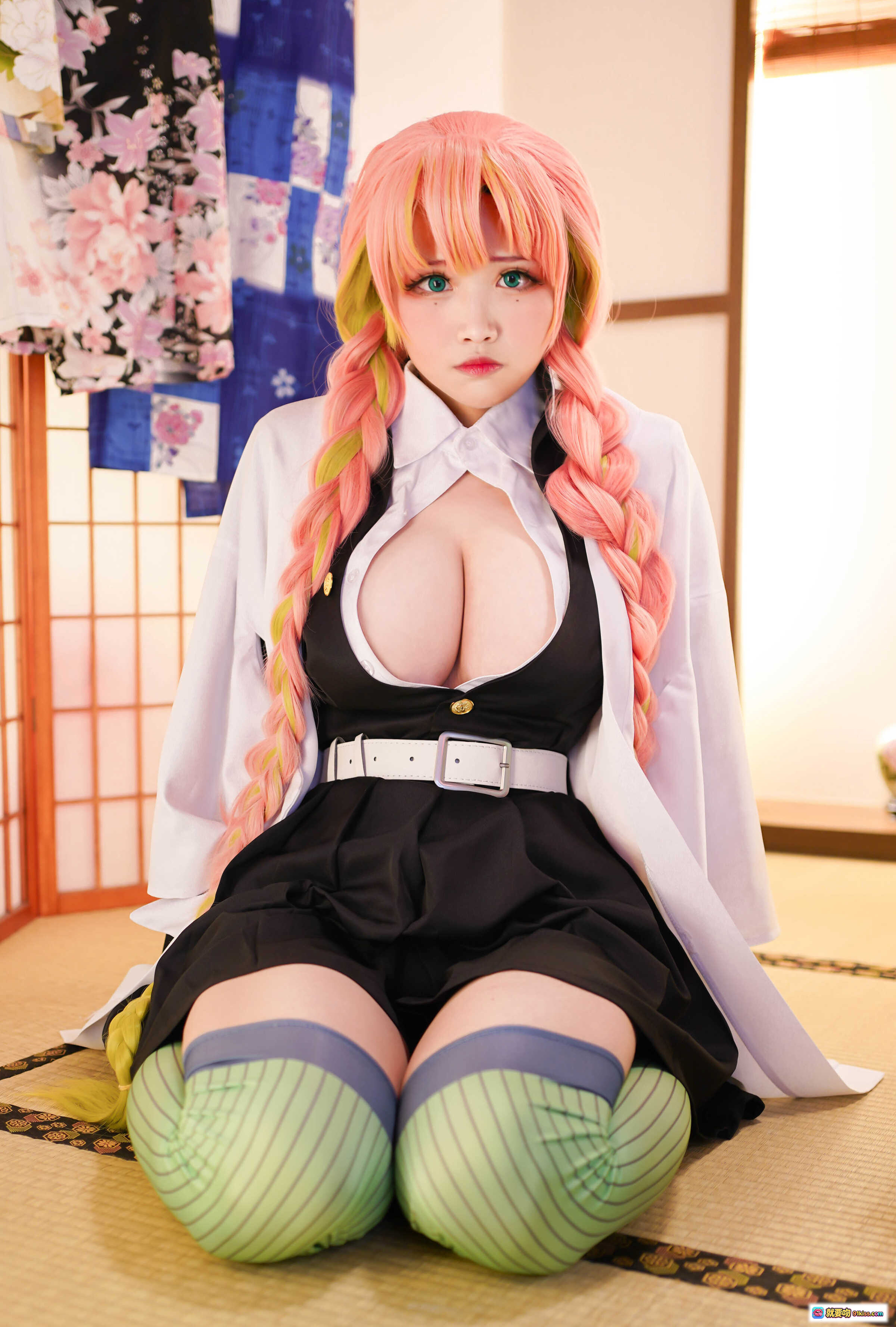 KaYa萱NO.029鬼灭之刃甘露寺蜜璃Cosplay写真 35P高清美图 日式和风场景 粉绿双马尾 白衬衫黑裙绿条纹袜 二次元动漫角色还原 - 就要吻