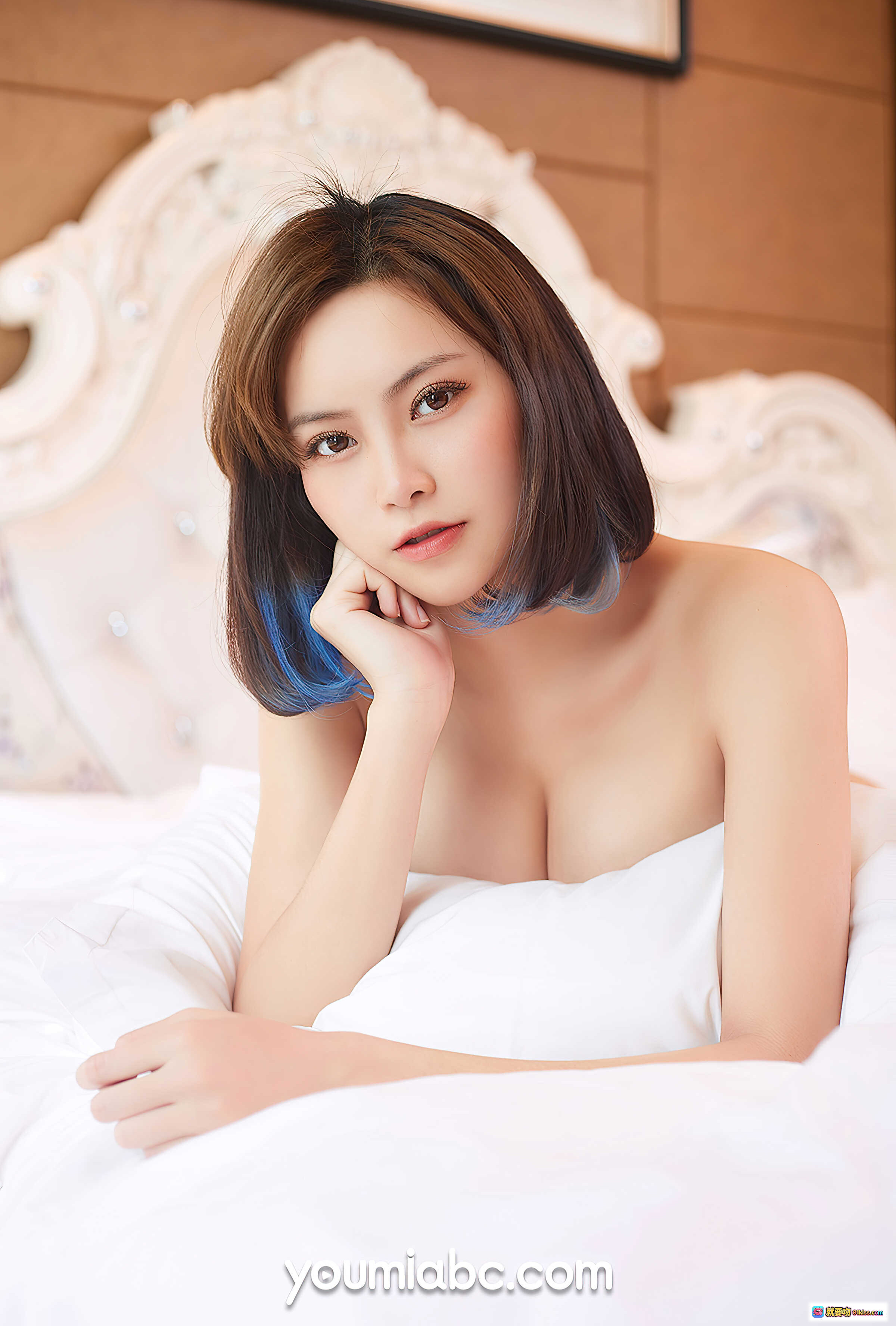 图片[1] - 徐文君香闺艳福写真｜YouMi尤蜜2020.10.02｜蓝棕渐变短发｜白床单私房美拍｜高清30P性感图集 - 就要吻