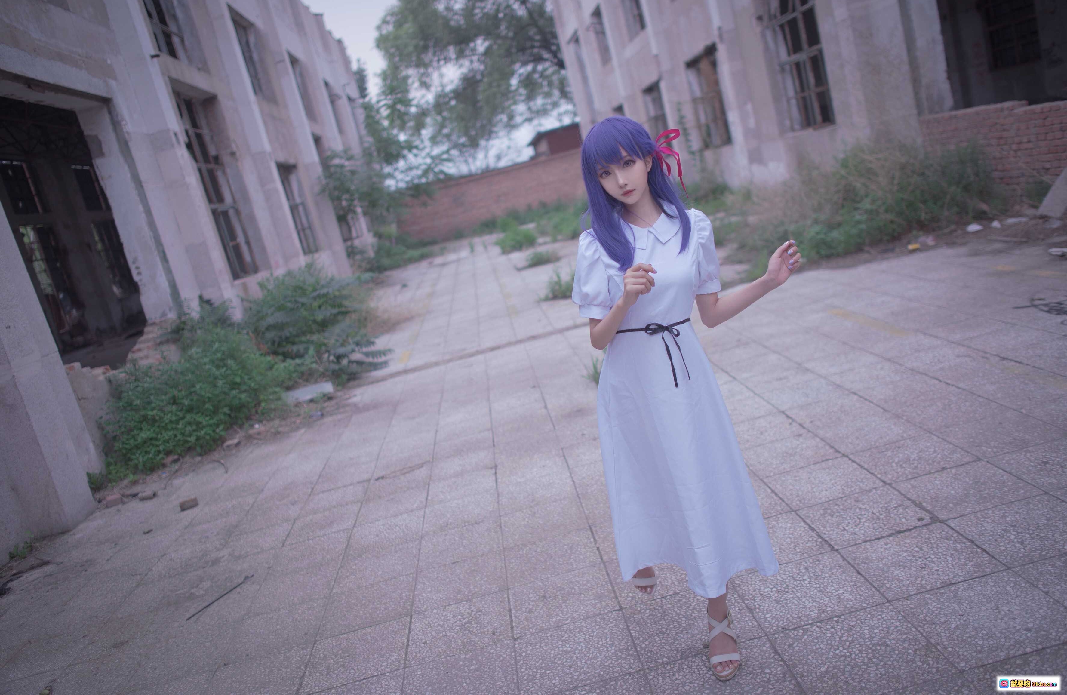 图片[1] - Shika小鹿鹿NO.048间桐樱HF Cosplay 白裙紫发废墟场景唯美写真 15P高清图集 - 就要吻