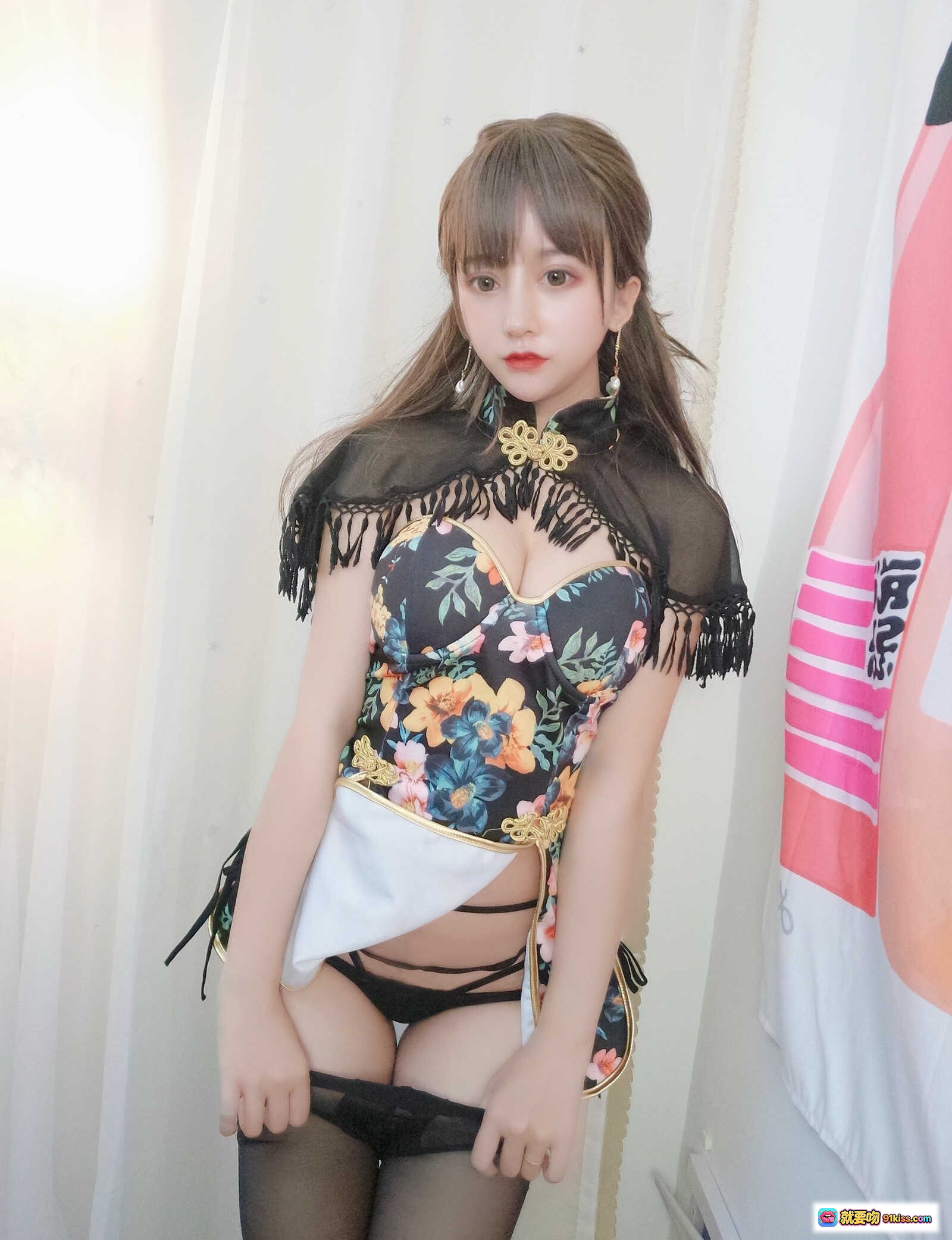 图片[2] - 过期米线线喵051米线披肩小洋装写真｜花卉旗袍风+黑丝高跟+蕾丝流苏细节美拍 - 就要吻