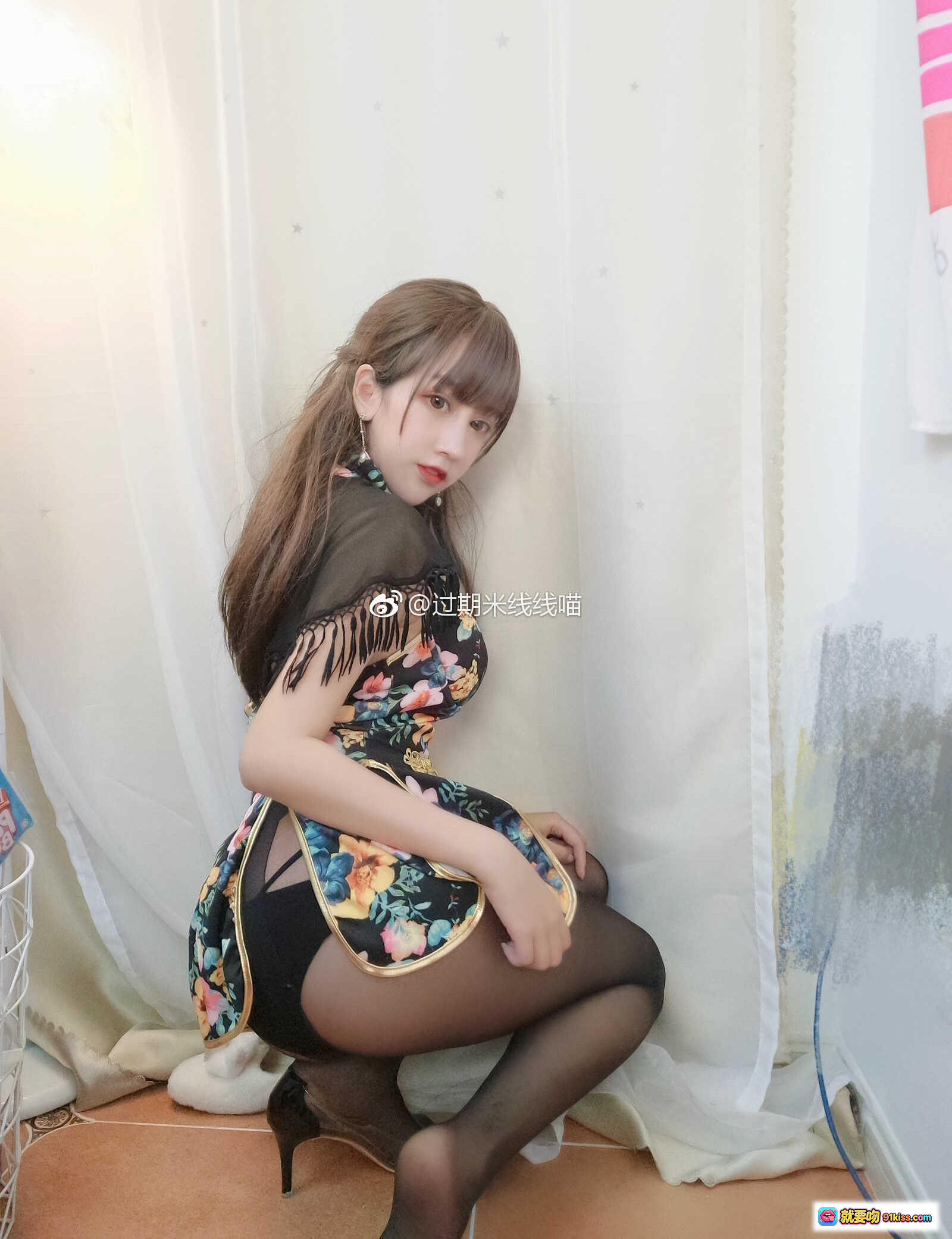 图片[9] - 过期米线线喵051米线披肩小洋装写真｜花卉旗袍风+黑丝高跟+蕾丝流苏细节美拍 - 就要吻