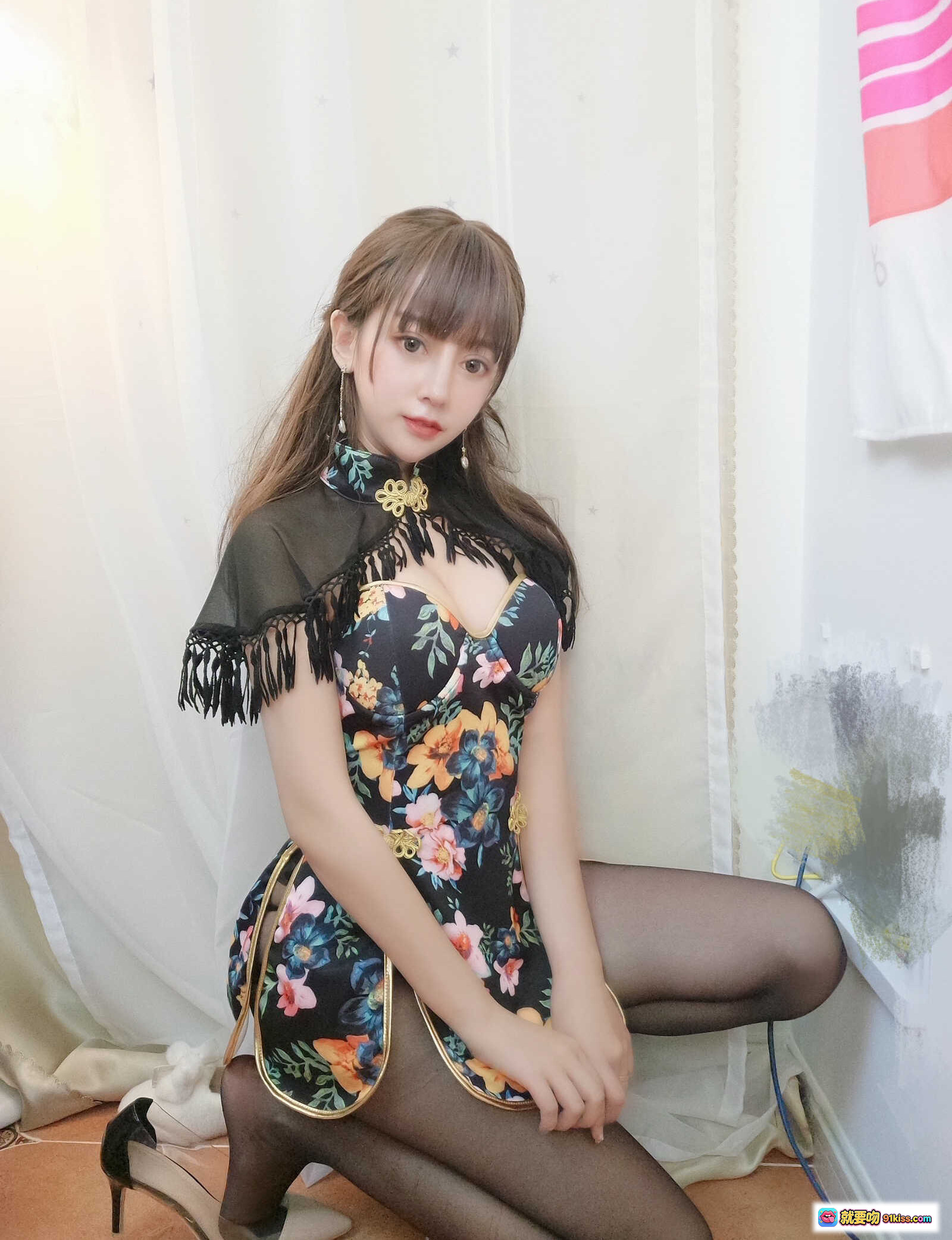 过期米线线喵051米线披肩小洋装写真｜花卉旗袍风+黑丝高跟+蕾丝流苏细节美拍 - 就要吻