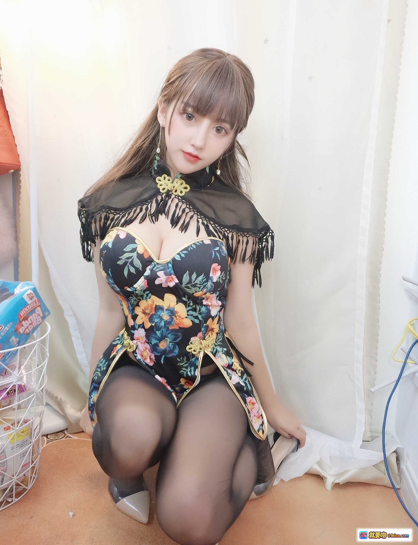 图片[10] - 过期米线线喵051米线披肩小洋装写真｜花卉旗袍风+黑丝高跟+蕾丝流苏细节美拍 - 就要吻