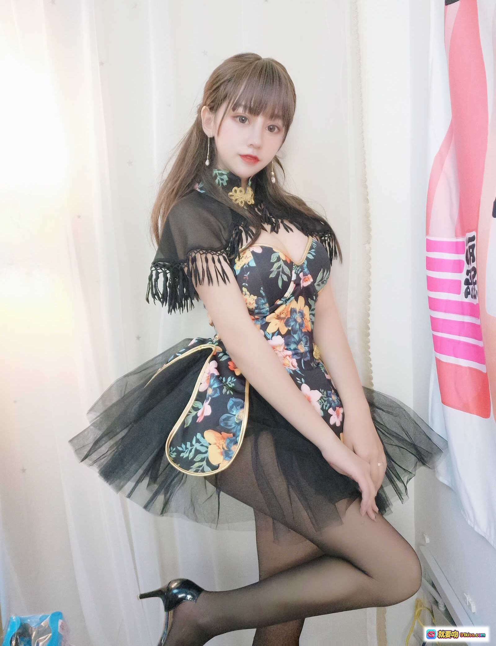 图片[4] - 过期米线线喵051米线披肩小洋装写真｜花卉旗袍风+黑丝高跟+蕾丝流苏细节美拍 - 就要吻