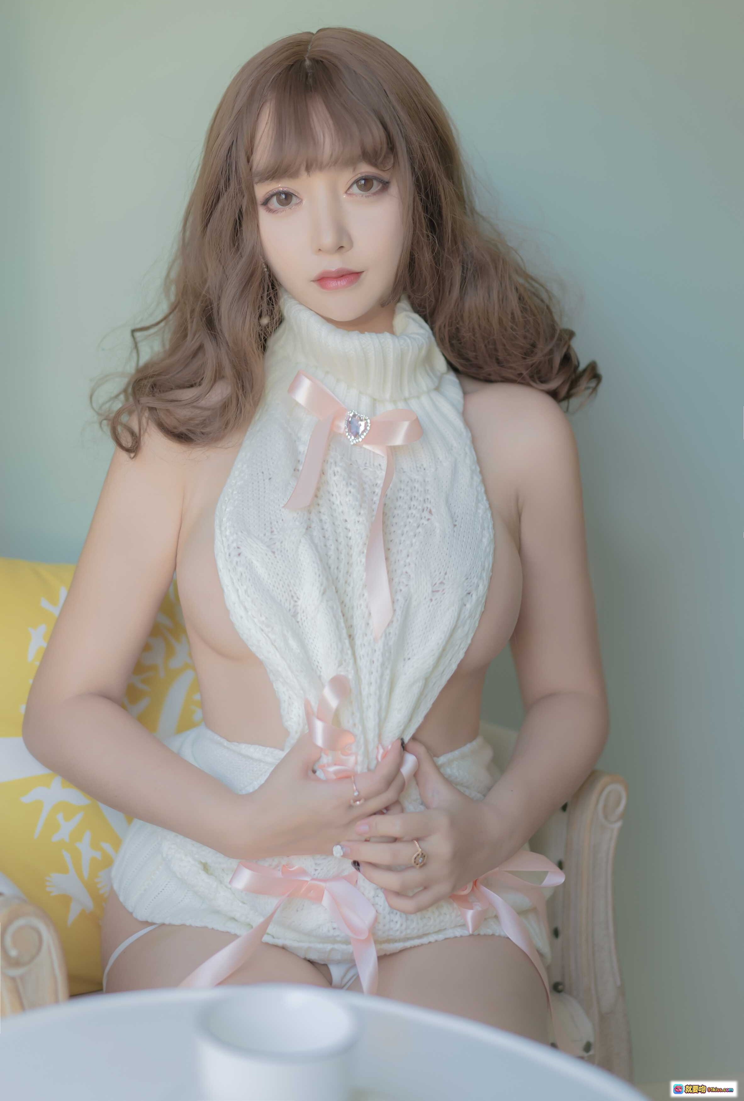 图片[1] - 过期米线线喵067米线毛衣写真｜甜美少女风白色针织镂空上衣粉色蝴蝶结装饰42P高清图集 - 就要吻