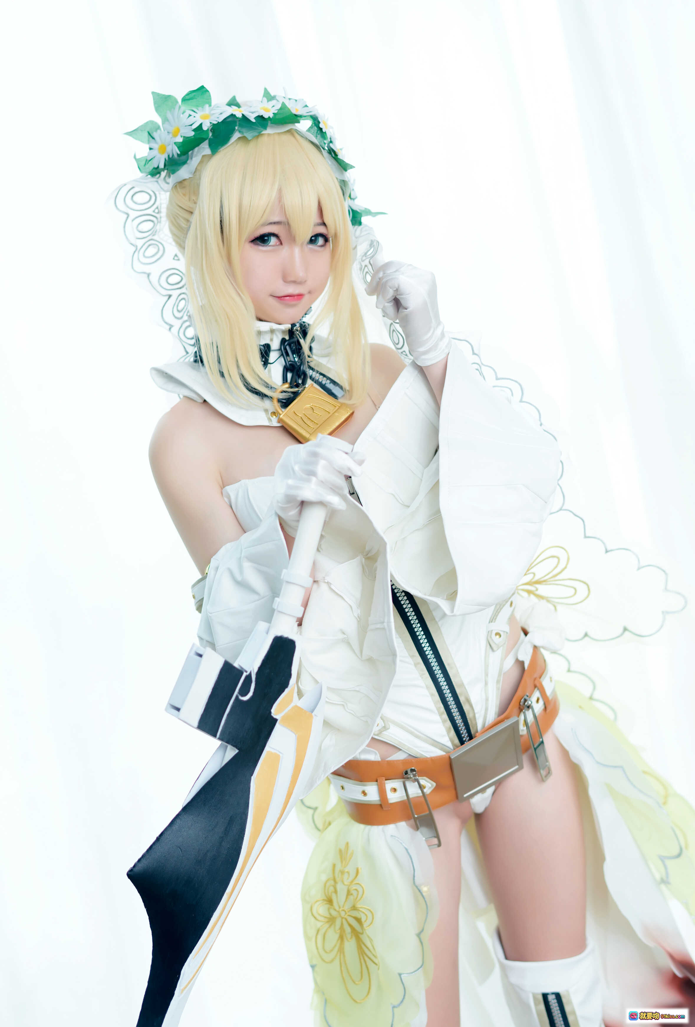 图片[4] - Nagesa魔物喵 VOL.13 尼禄cosplay写真全套59P 金发红装性感坐姿窗边美腿诱惑高清图集 - 就要吻