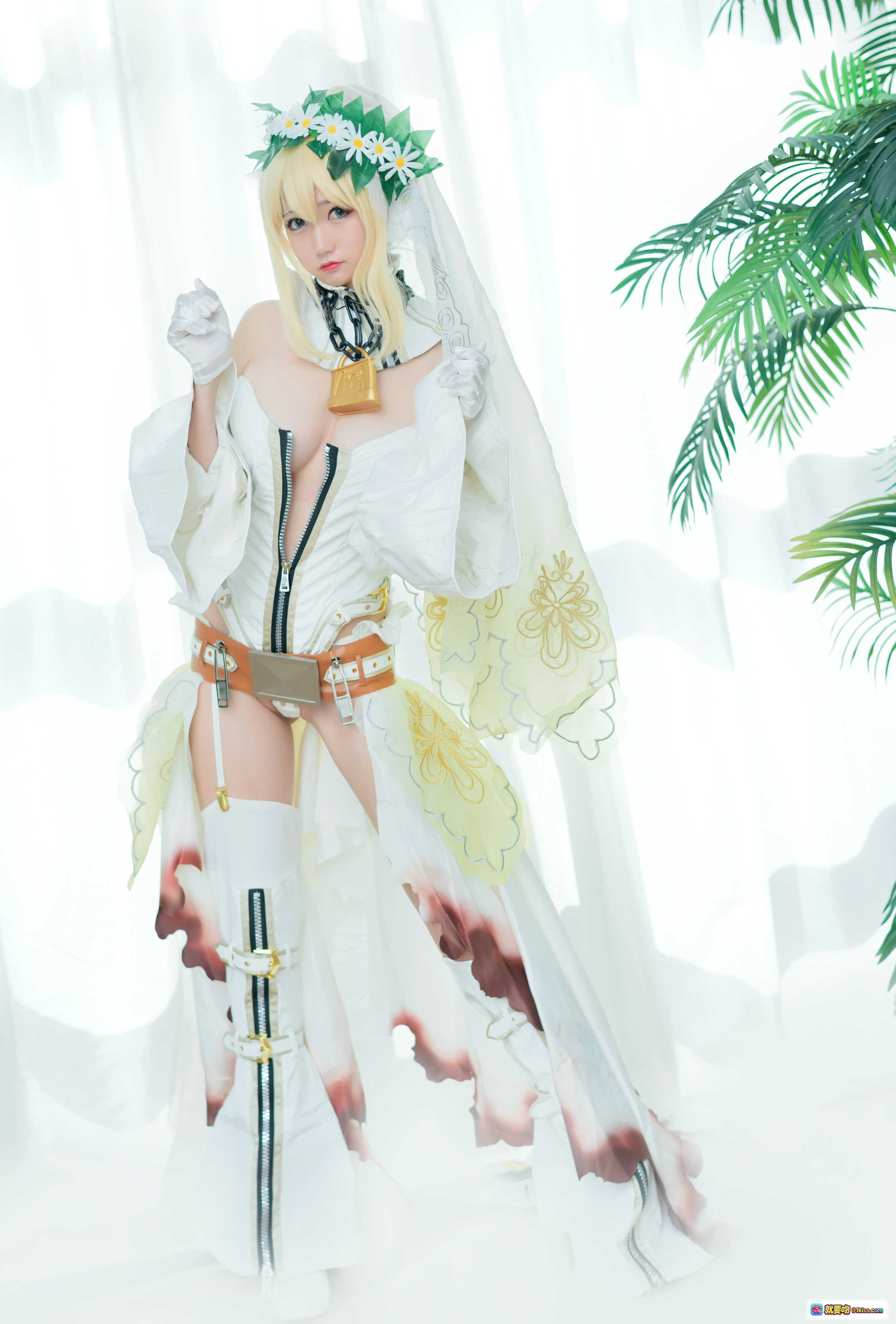 图片[5] - Nagesa魔物喵 VOL.13 尼禄cosplay写真全套59P 金发红装性感坐姿窗边美腿诱惑高清图集 - 就要吻