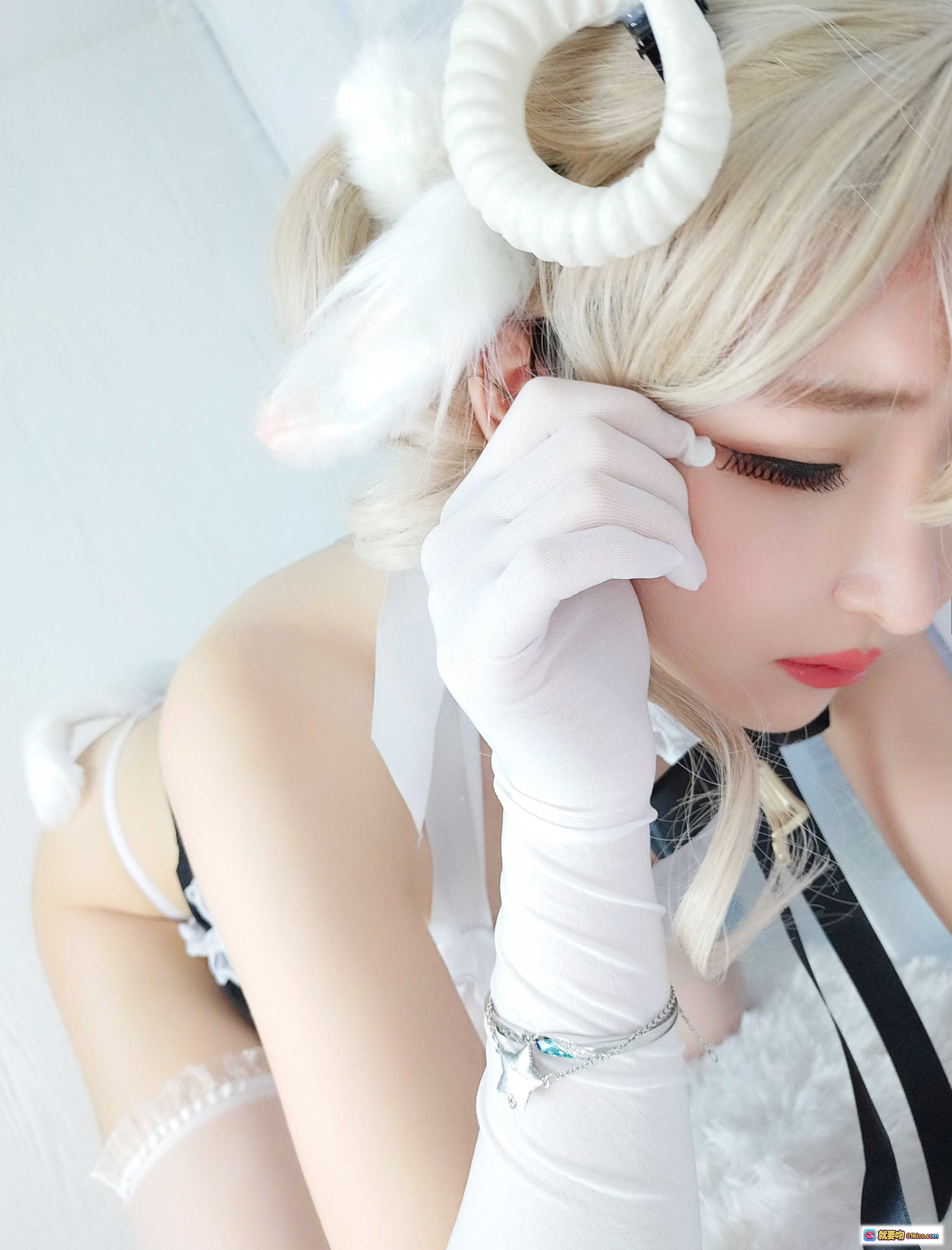 图片[2] - 小央泽NO.035小绵羊cosplay写真｜白色蕾丝女仆装+长手套+羊角发饰+丝袜美腿｜63P高清图集 - 就要吻