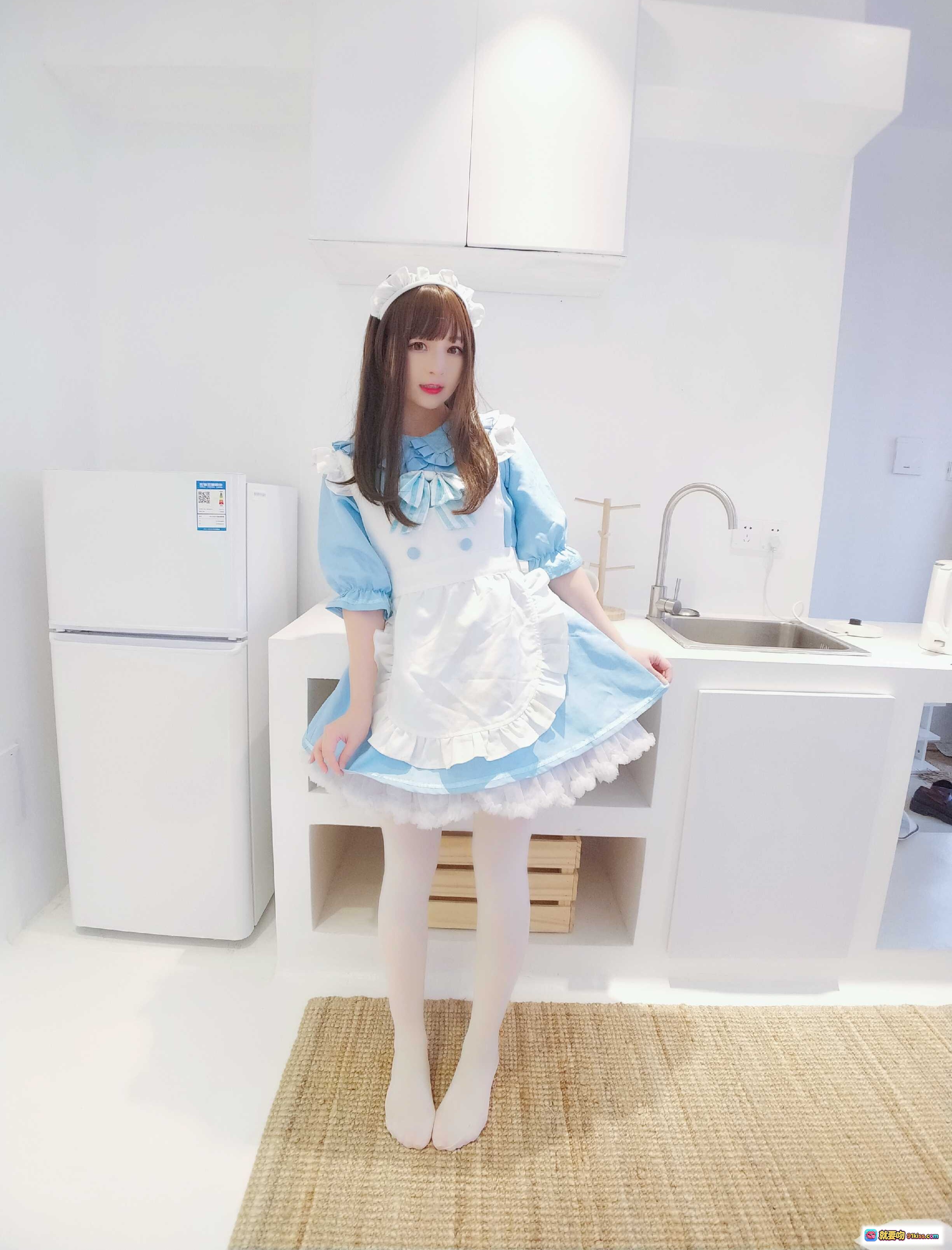 古川NO.029蓝白女仆装写真 | 甜美日系风格 | 白色丝袜搭配 | 厨房场景实拍 | 19P高清图集 - 就要吻