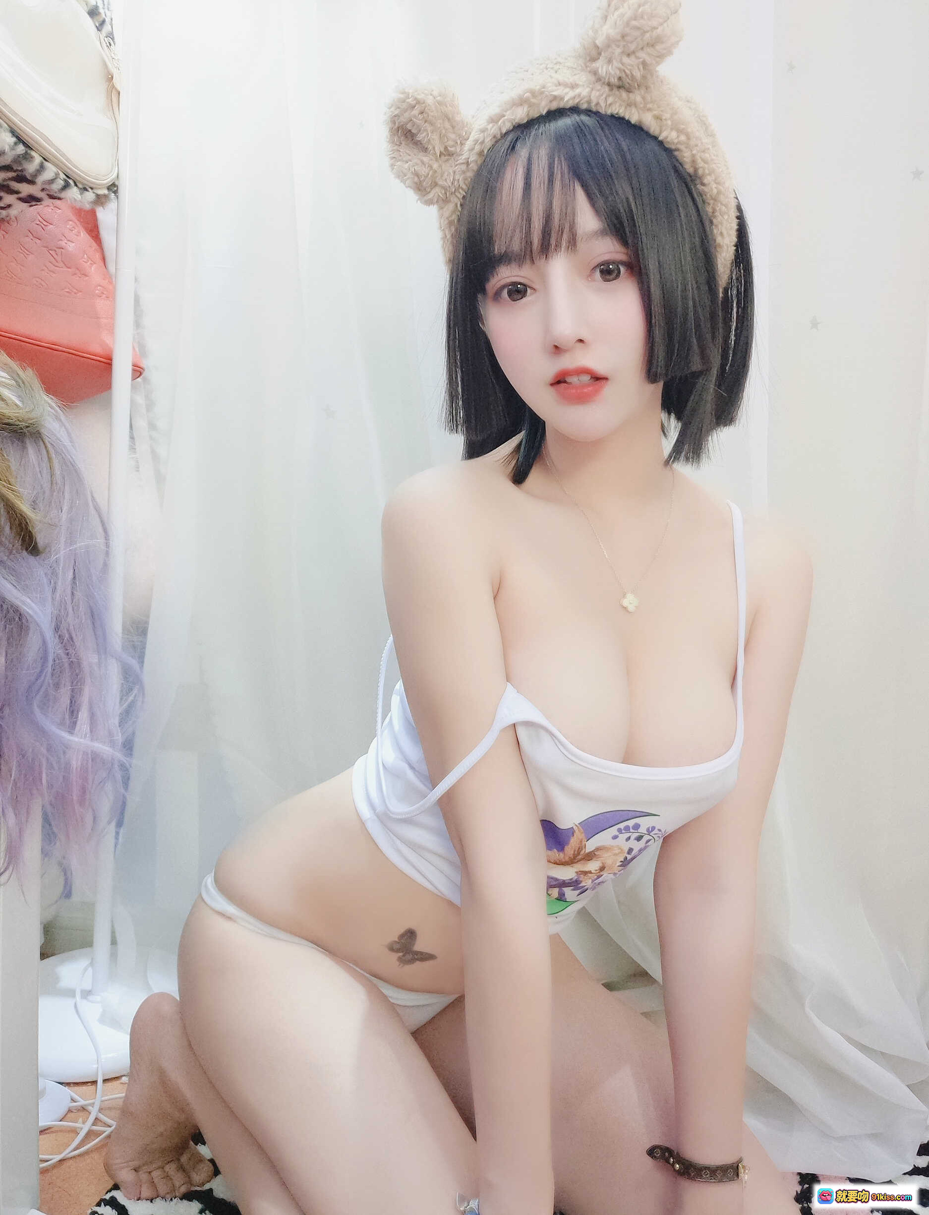 图片[1] - 过期米线线喵007白色吊带写真-可爱兔耳发箍短发少女蝴蝶纹身36P高清图集 - 就要吻