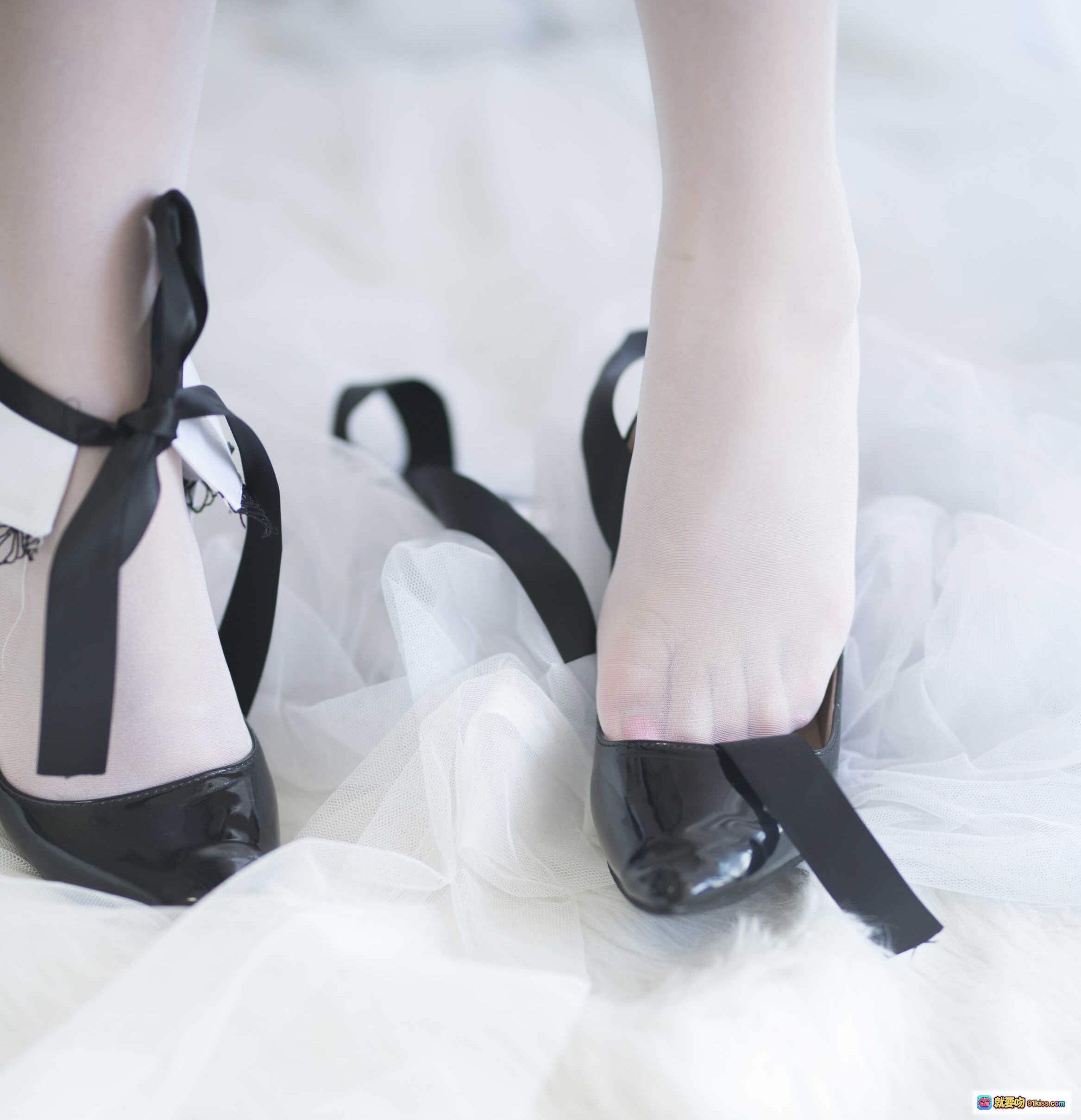 图片[3] - 白烨VOL.022可畏cosplay写真｜黑白色洛丽塔女仆装｜长发假发蕾丝装饰｜丝袜高跟椅上姿势｜78P高清图集 - 就要吻