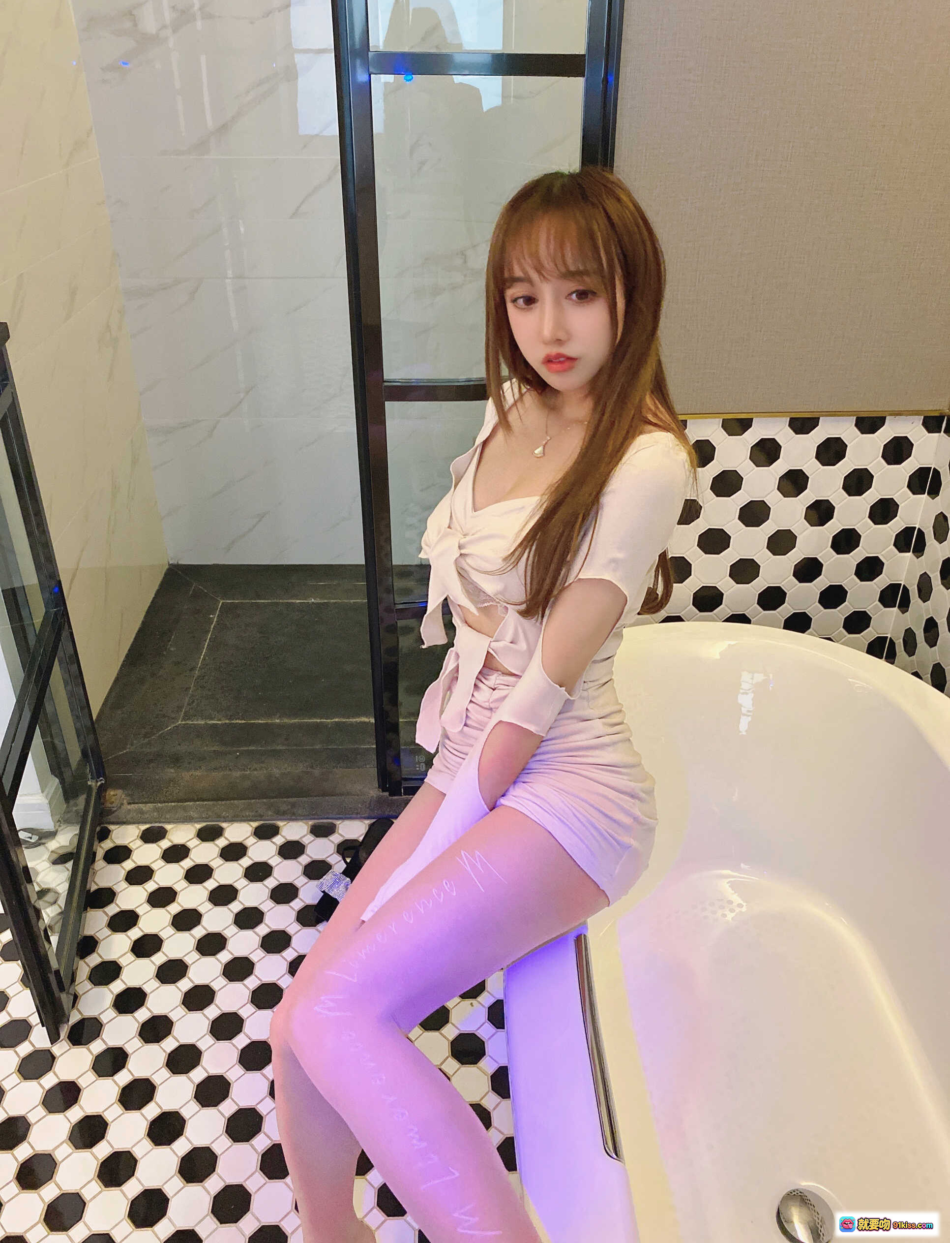 过期米线线喵121米线丝袜合集NO.5｜粉色短裙+亮面丝袜浴室写真｜甜美长发少女风｜黑白圆点瓷砖背景 - 就要吻