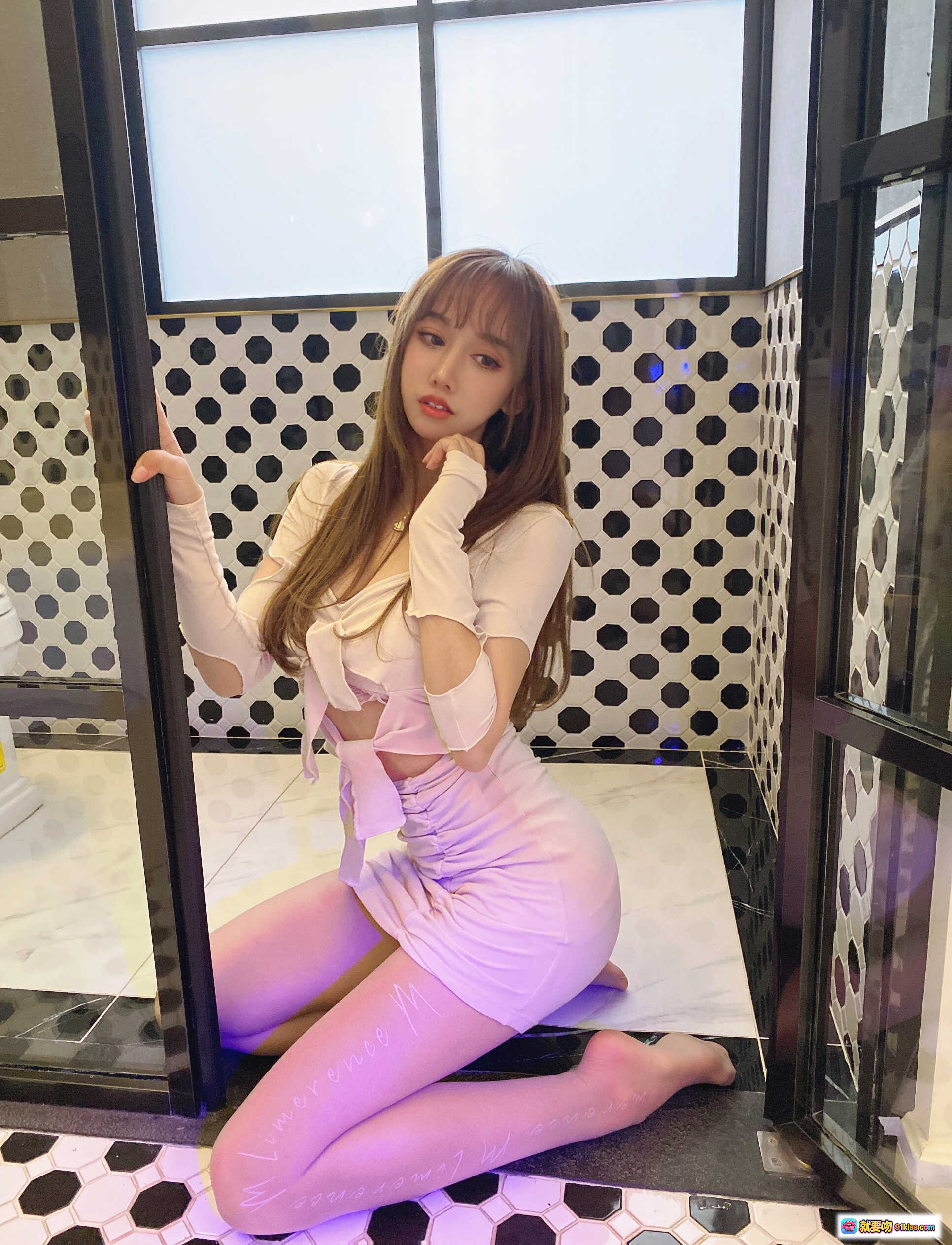 图片[4] - 过期米线线喵121米线丝袜合集NO.5｜粉色短裙+亮面丝袜浴室写真｜甜美长发少女风｜黑白圆点瓷砖背景 - 就要吻