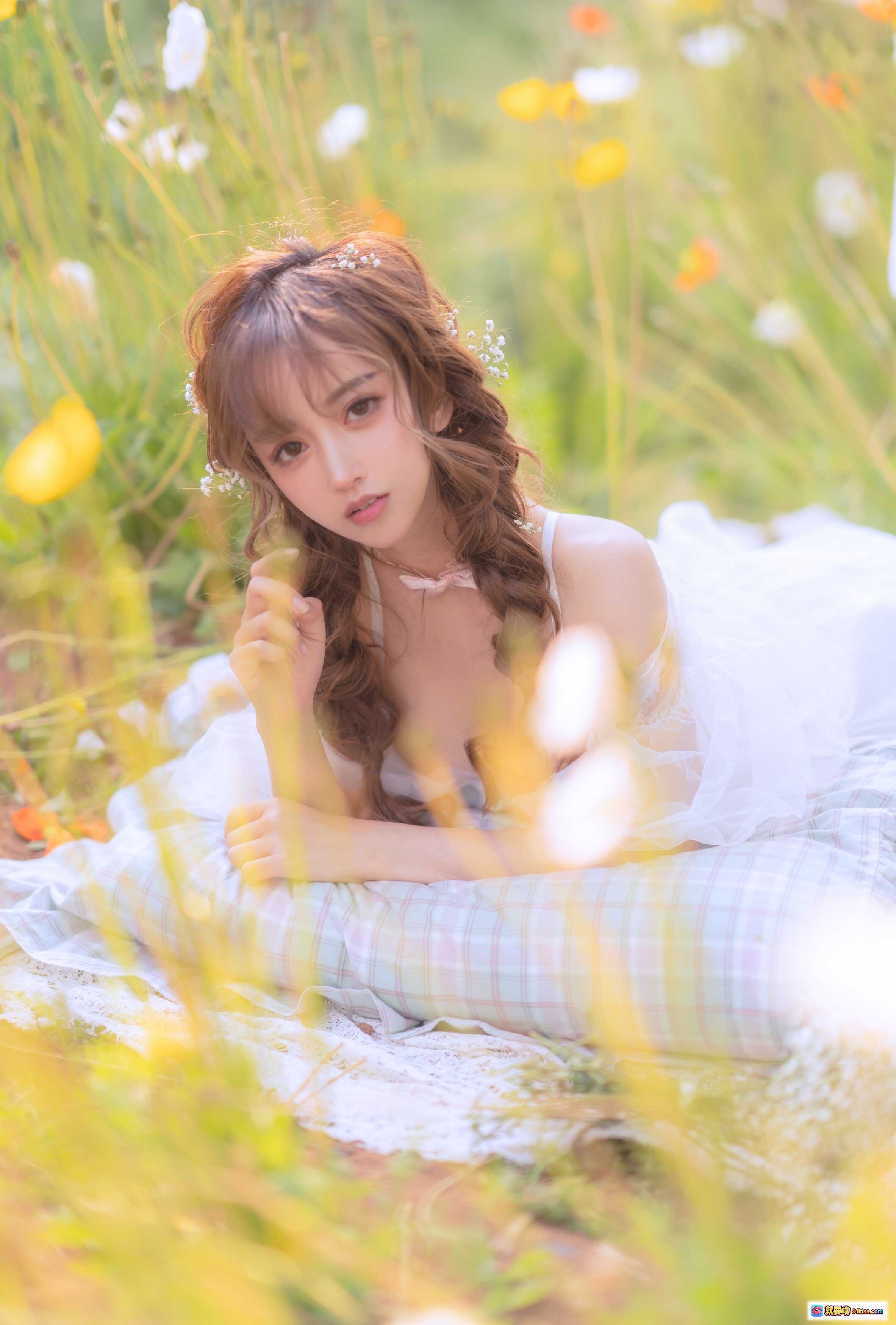 花海少女写真｜白色蕾丝裙+格纹裤装｜自然光柔美氛围｜森系清新风格｜过期米线线喵摄影集 - 就要吻