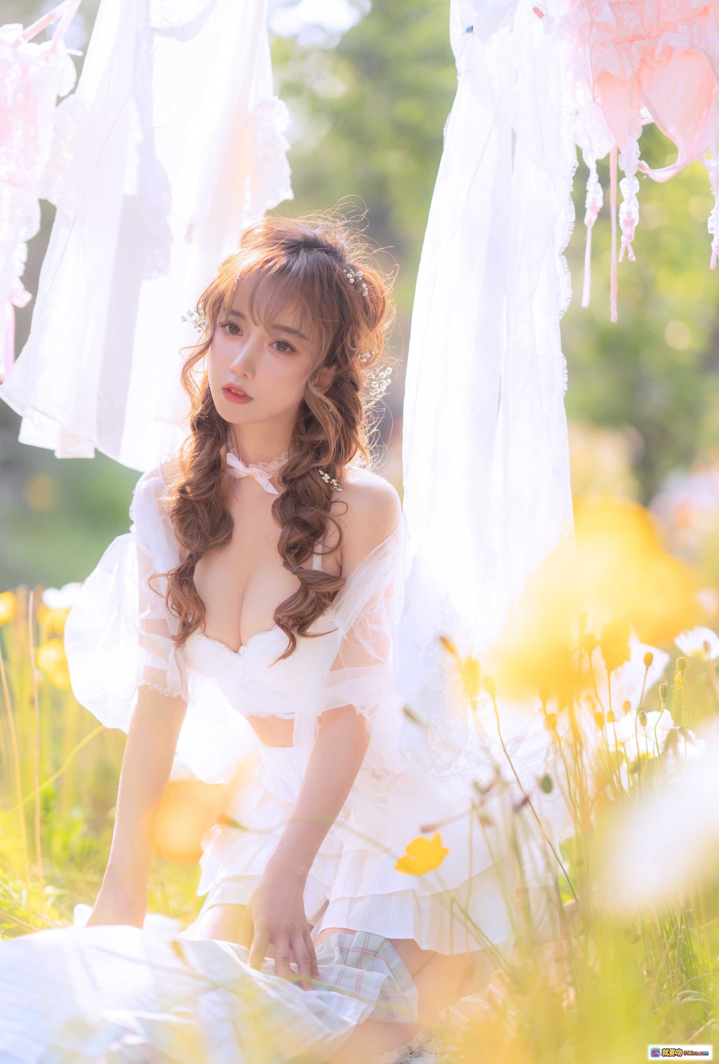 图片[8] - 花海少女写真｜白色蕾丝裙+格纹裤装｜自然光柔美氛围｜森系清新风格｜过期米线线喵摄影集 - 就要吻