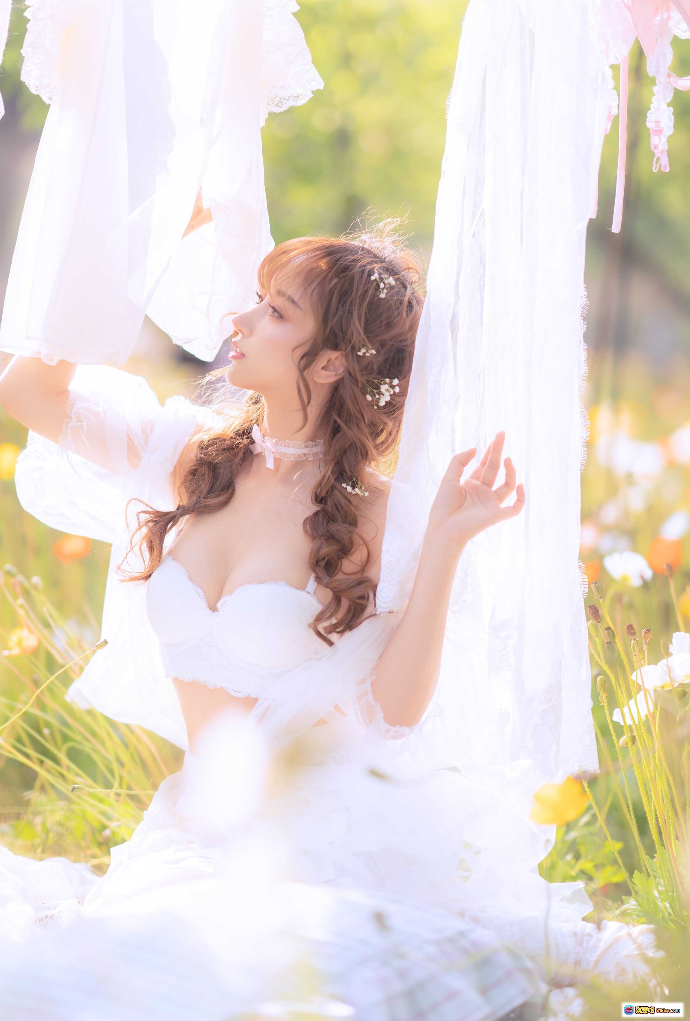 图片[7] - 花海少女写真｜白色蕾丝裙+格纹裤装｜自然光柔美氛围｜森系清新风格｜过期米线线喵摄影集 - 就要吻