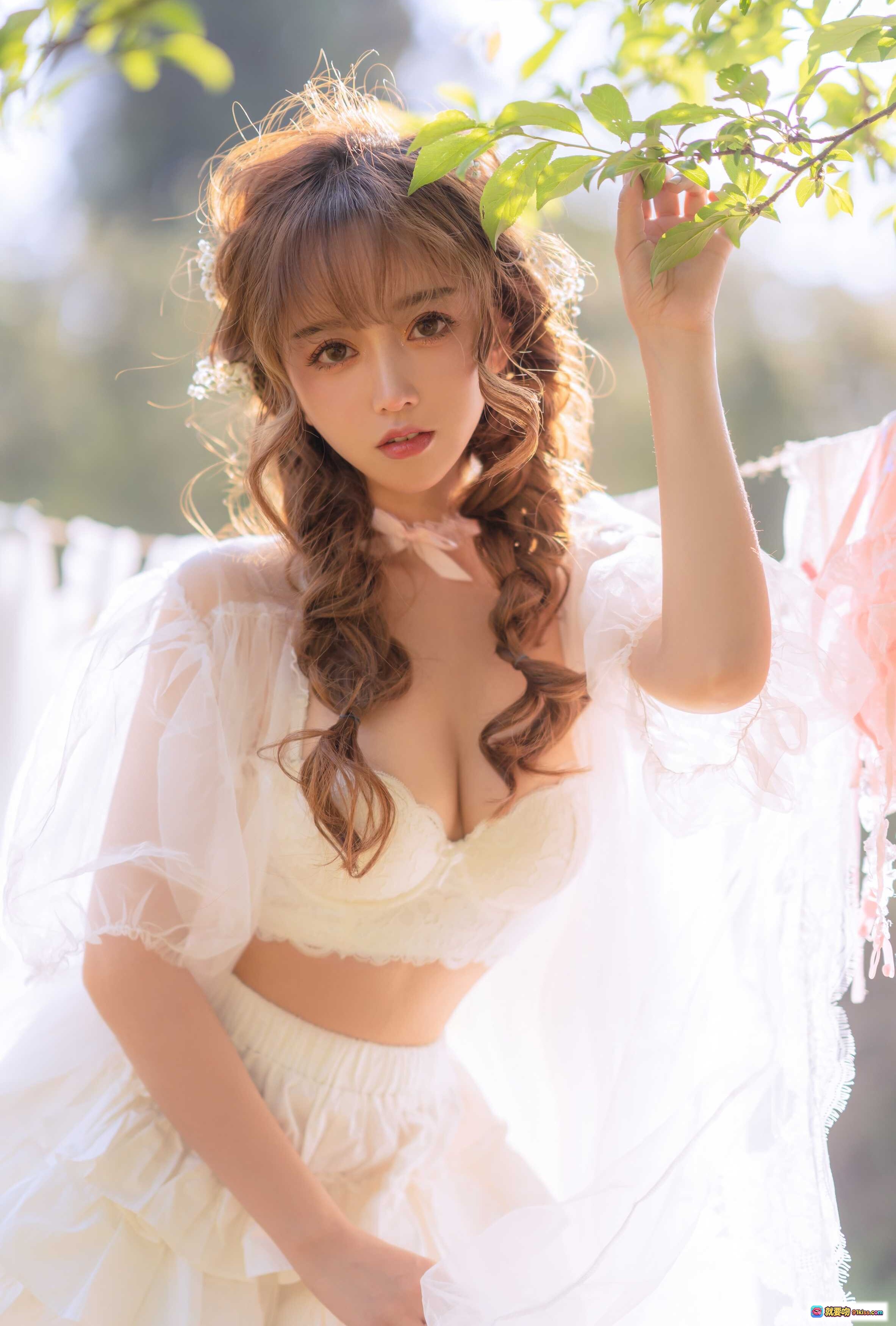 图片[6] - 花海少女写真｜白色蕾丝裙+格纹裤装｜自然光柔美氛围｜森系清新风格｜过期米线线喵摄影集 - 就要吻