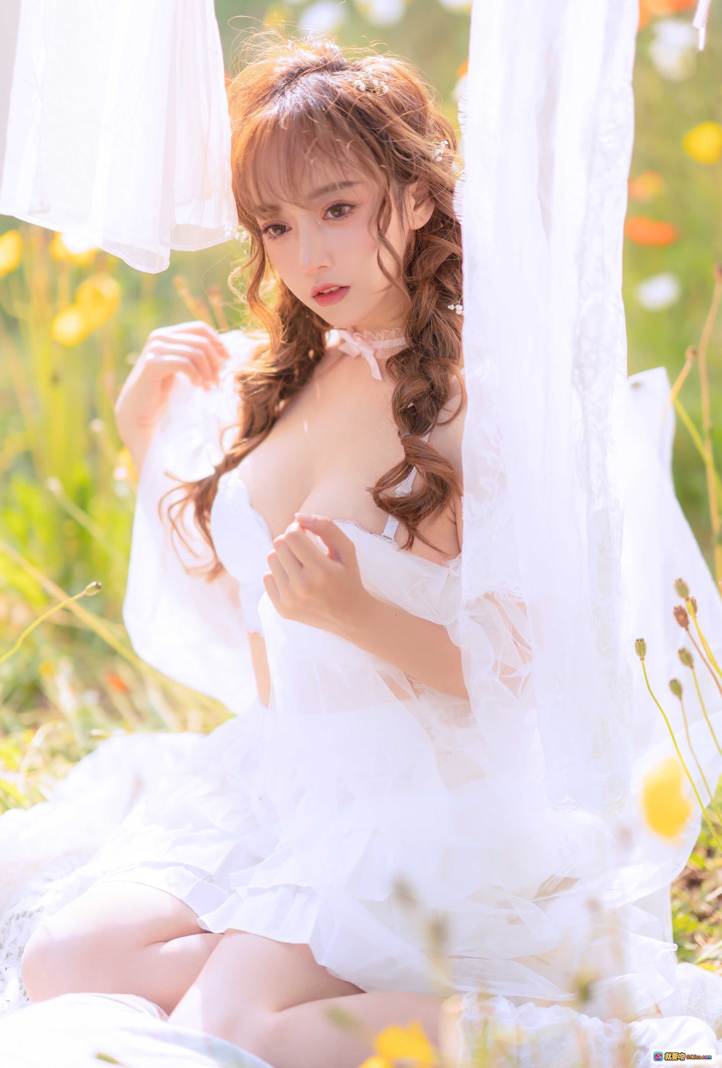 图片[10] - 花海少女写真｜白色蕾丝裙+格纹裤装｜自然光柔美氛围｜森系清新风格｜过期米线线喵摄影集 - 就要吻