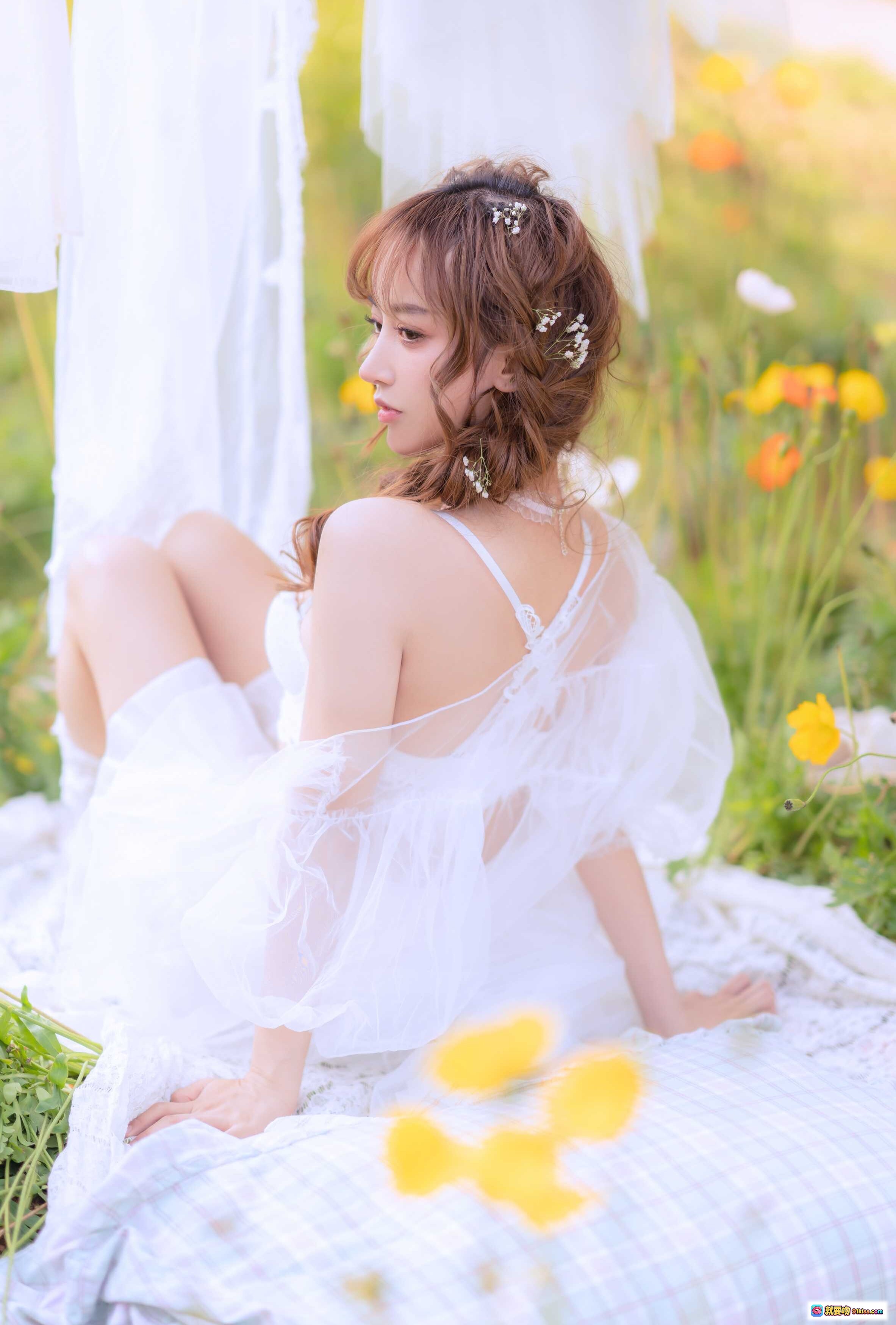 图片[9] - 花海少女写真｜白色蕾丝裙+格纹裤装｜自然光柔美氛围｜森系清新风格｜过期米线线喵摄影集 - 就要吻