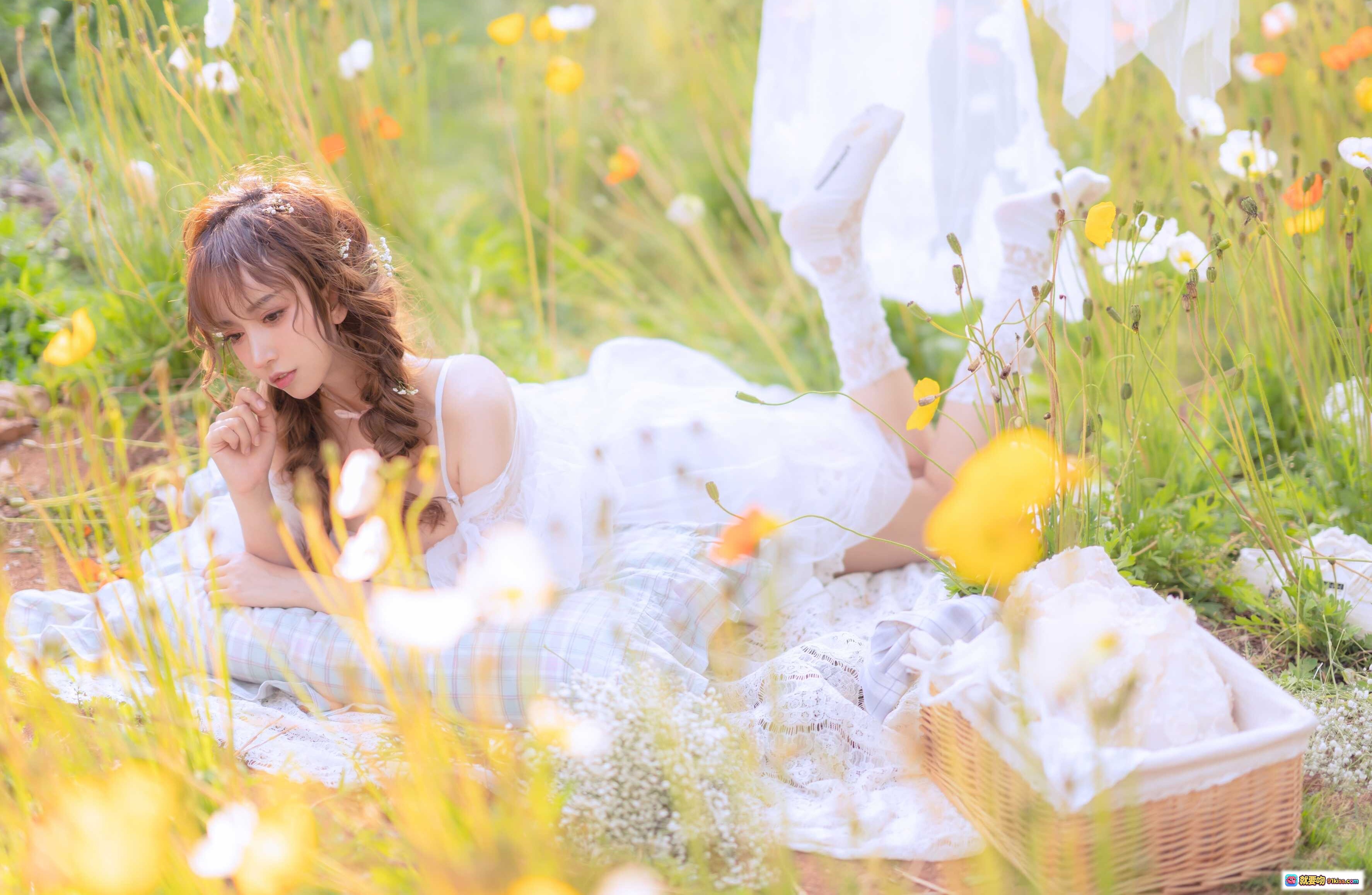 图片[3] - 花海少女写真｜白色蕾丝裙+格纹裤装｜自然光柔美氛围｜森系清新风格｜过期米线线喵摄影集 - 就要吻