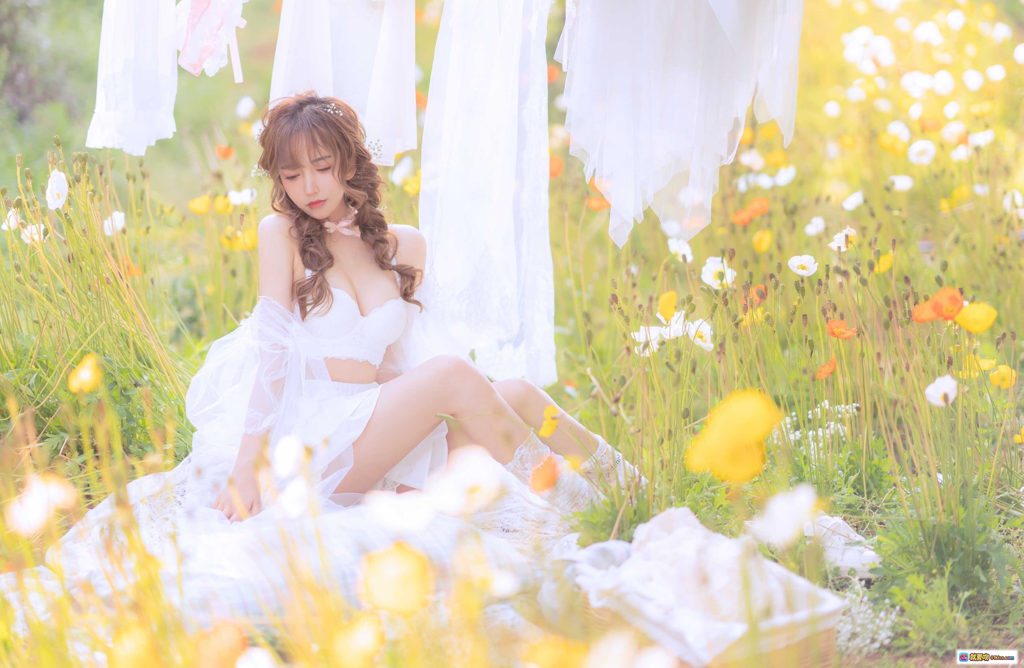 图片[4] - 花海少女写真｜白色蕾丝裙+格纹裤装｜自然光柔美氛围｜森系清新风格｜过期米线线喵摄影集 - 就要吻