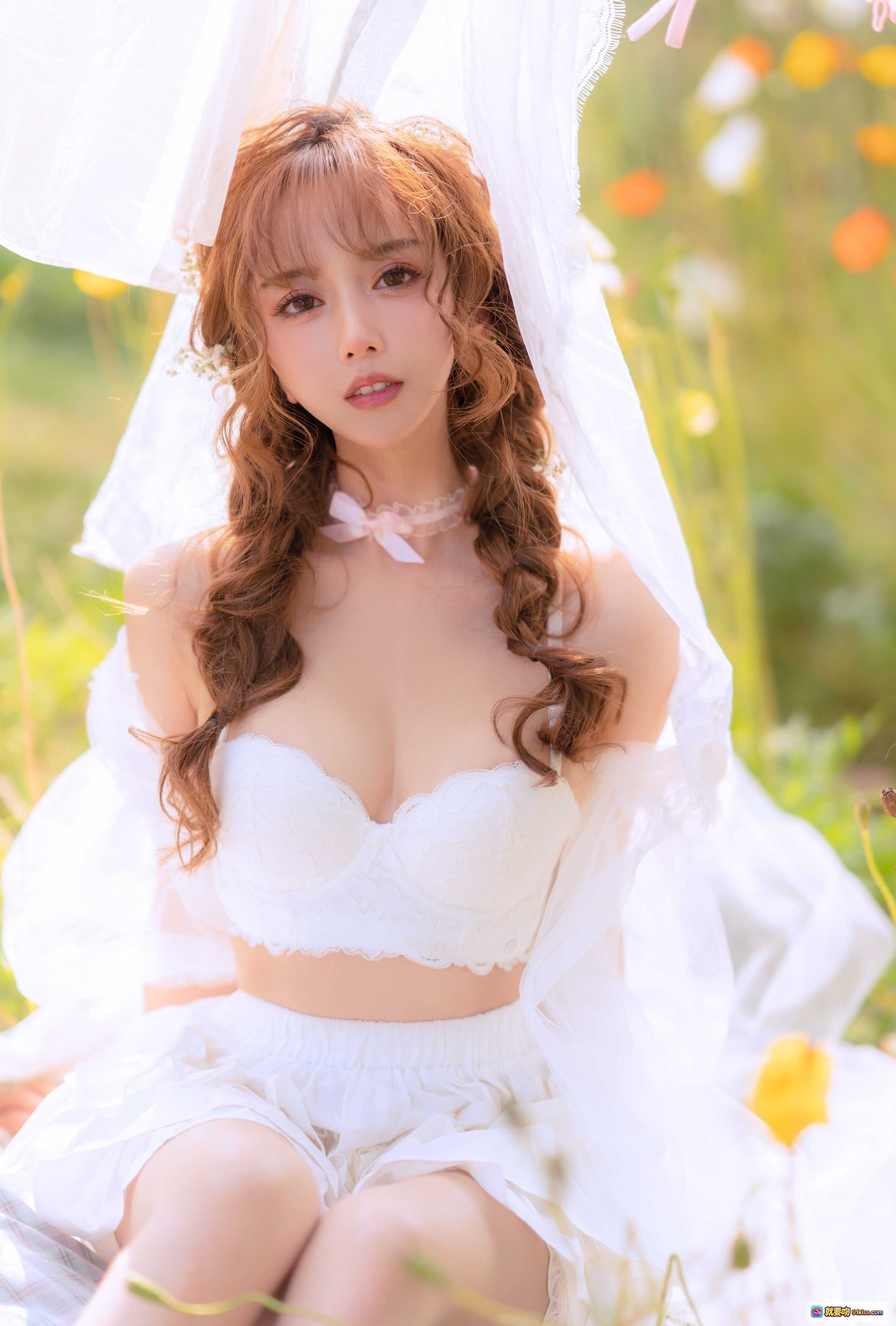 图片[2] - 花海少女写真｜白色蕾丝裙+格纹裤装｜自然光柔美氛围｜森系清新风格｜过期米线线喵摄影集 - 就要吻